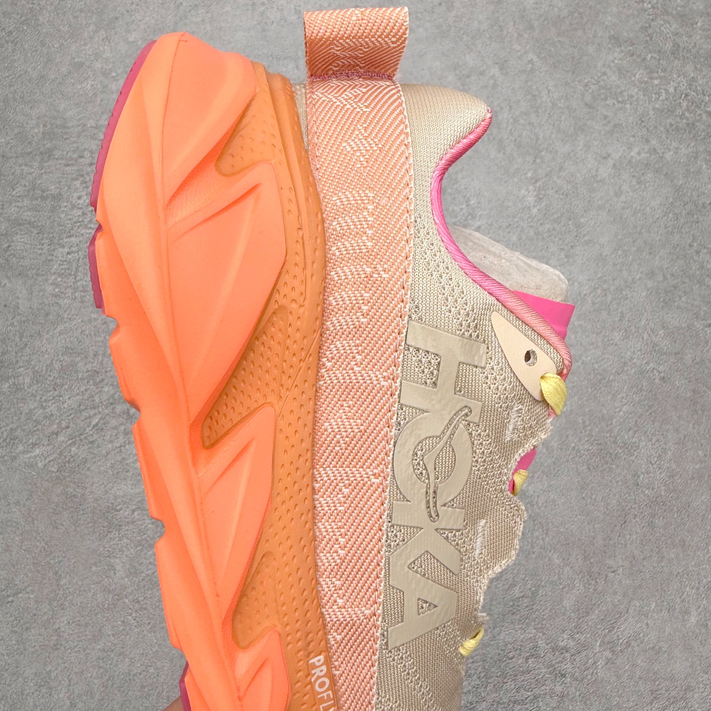 图片[6]-＃福利特价 HOKA ONE ONE SKY Float X 网布织物 舒适运动户外功能 减震防滑耐磨 低帮 生活休闲鞋 男女同款 HOKA ONE ONE是来自美国的跑步鞋知名品牌，创立于2009年，始终致力于为所有跑者提供更新、更好的跑步装备。相比常规跑鞋，HOKA ONE ONE特别研发使用性能独特的几何形跑鞋中底，此种鞋底更厚、更高、回弹性也更好，除了卓越的缓冲性能，它还能为各种阶段的跑者带来更具动感、更加稳定的跑步体验。HOKAONE ONE从设计之初就清楚意识到，要保证跑者步幅的均匀一致，双脚自然而然的运动至关重要。尺码：36 36.5 37.5 38 39 40 40.5 41 42 42.5 43 44 45-选品中心