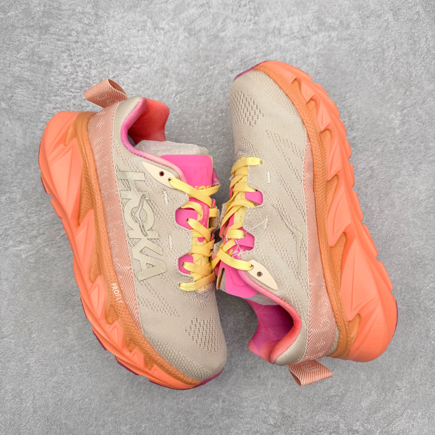 图片[3]-＃福利特价 HOKA ONE ONE SKY Float X 网布织物 舒适运动户外功能 减震防滑耐磨 低帮 生活休闲鞋 男女同款 HOKA ONE ONE是来自美国的跑步鞋知名品牌，创立于2009年，始终致力于为所有跑者提供更新、更好的跑步装备。相比常规跑鞋，HOKA ONE ONE特别研发使用性能独特的几何形跑鞋中底，此种鞋底更厚、更高、回弹性也更好，除了卓越的缓冲性能，它还能为各种阶段的跑者带来更具动感、更加稳定的跑步体验。HOKAONE ONE从设计之初就清楚意识到，要保证跑者步幅的均匀一致，双脚自然而然的运动至关重要。尺码：36 36.5 37.5 38 39 40 40.5 41 42 42.5 43 44 45-选品中心