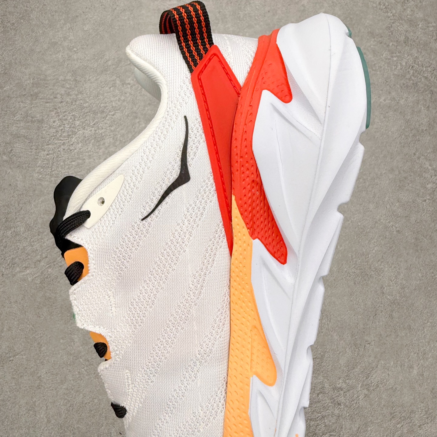 图片[7]-＃福利特价 HOKA ONE ONE SKY Float X 网布织物 舒适运动户外功能 减震防滑耐磨 低帮 生活休闲鞋 男女同款 HOKA ONE ONE是来自美国的跑步鞋知名品牌，创立于2009年，始终致力于为所有跑者提供更新、更好的跑步装备。相比常规跑鞋，HOKA ONE ONE特别研发使用性能独特的几何形跑鞋中底，此种鞋底更厚、更高、回弹性也更好，除了卓越的缓冲性能，它还能为各种阶段的跑者带来更具动感、更加稳定的跑步体验。HOKAONE ONE从设计之初就清楚意识到，要保证跑者步幅的均匀一致，双脚自然而然的运动至关重要。尺码：36 36.5 37.5 38 39 40 40.5 41 42 42.5 43 44 45-选品中心