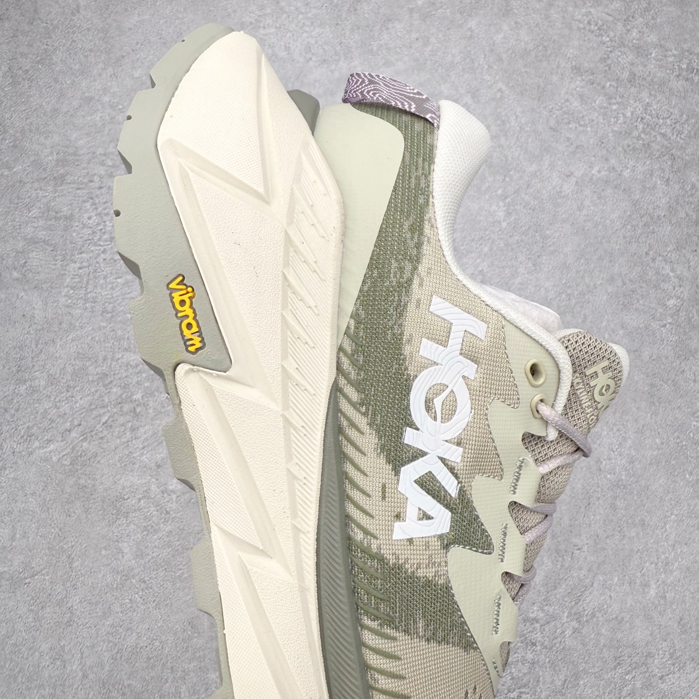 图片[6]-＃福利特价 HOKA ONE ONE SKY Float X 网布织物 舒适运动户外功能 减震防滑耐磨 低帮 生活休闲鞋 男女同款 HOKA ONE ONE是来自美国的跑步鞋知名品牌，创立于2009年，始终致力于为所有跑者提供更新、更好的跑步装备。相比常规跑鞋，HOKA ONE ONE特别研发使用性能独特的几何形跑鞋中底，此种鞋底更厚、更高、回弹性也更好，除了卓越的缓冲性能，它还能为各种阶段的跑者带来更具动感、更加稳定的跑步体验。HOKAONE ONE从设计之初就清楚意识到，要保证跑者步幅的均匀一致，双脚自然而然的运动至关重要。尺码：36 36.5 37.5 38 39 40 40.5 41 42 42.5 43 44 45-选品中心