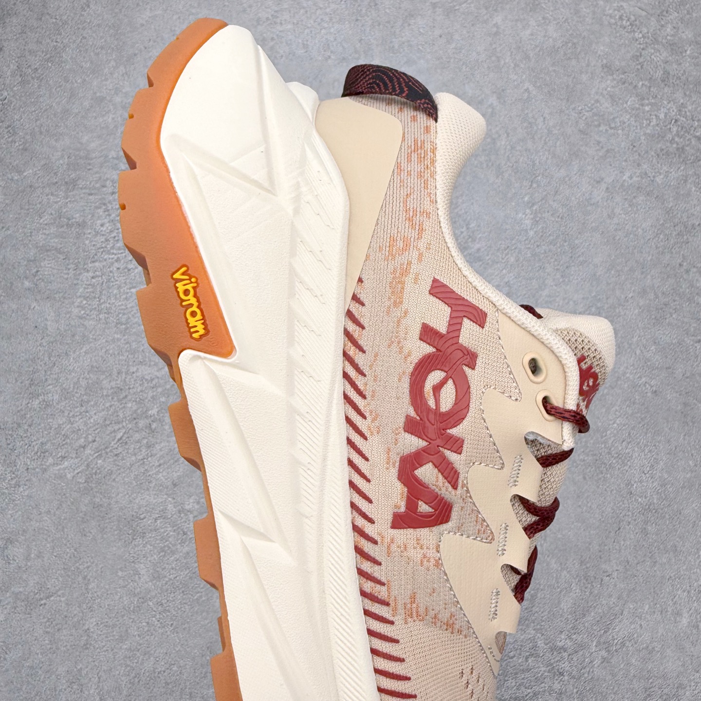 图片[6]-＃福利特价 HOKA ONE ONE SKY Float X 网布织物 舒适运动户外功能 减震防滑耐磨 低帮 生活休闲鞋 男女同款 HOKA ONE ONE是来自美国的跑步鞋知名品牌，创立于2009年，始终致力于为所有跑者提供更新、更好的跑步装备。相比常规跑鞋，HOKA ONE ONE特别研发使用性能独特的几何形跑鞋中底，此种鞋底更厚、更高、回弹性也更好，除了卓越的缓冲性能，它还能为各种阶段的跑者带来更具动感、更加稳定的跑步体验。HOKAONE ONE从设计之初就清楚意识到，要保证跑者步幅的均匀一致，双脚自然而然的运动至关重要。尺码：36 36.5 37.5 38 39 40 40.5 41 42 42.5 43 44 45-选品中心