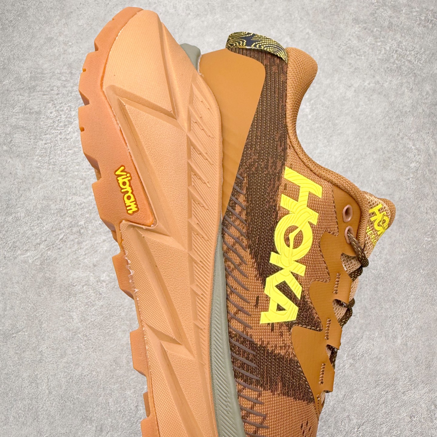 图片[6]-＃福利特价 HOKA ONE ONE SKY Float X 网布织物 舒适运动户外功能 减震防滑耐磨 低帮 生活休闲鞋 男女同款 HOKA ONE ONE是来自美国的跑步鞋知名品牌，创立于2009年，始终致力于为所有跑者提供更新、更好的跑步装备。相比常规跑鞋，HOKA ONE ONE特别研发使用性能独特的几何形跑鞋中底，此种鞋底更厚、更高、回弹性也更好，除了卓越的缓冲性能，它还能为各种阶段的跑者带来更具动感、更加稳定的跑步体验。HOKAONE ONE从设计之初就清楚意识到，要保证跑者步幅的均匀一致，双脚自然而然的运动至关重要。尺码：36 36.5 37.5 38 39 40 40.5 41 42 42.5 43 44 45-选品中心