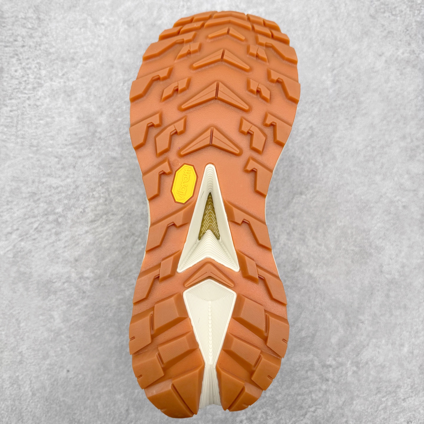 图片[9]-＃福利特价 HOKA ONE ONE SKY Float X 网布织物 舒适运动户外功能 减震防滑耐磨 低帮 生活休闲鞋 男女同款 HOKA ONE ONE是来自美国的跑步鞋知名品牌，创立于2009年，始终致力于为所有跑者提供更新、更好的跑步装备。相比常规跑鞋，HOKA ONE ONE特别研发使用性能独特的几何形跑鞋中底，此种鞋底更厚、更高、回弹性也更好，除了卓越的缓冲性能，它还能为各种阶段的跑者带来更具动感、更加稳定的跑步体验。HOKAONE ONE从设计之初就清楚意识到，要保证跑者步幅的均匀一致，双脚自然而然的运动至关重要。尺码：36 36.5 37.5 38 39 40 40.5 41 42 42.5 43 44 45-选品中心