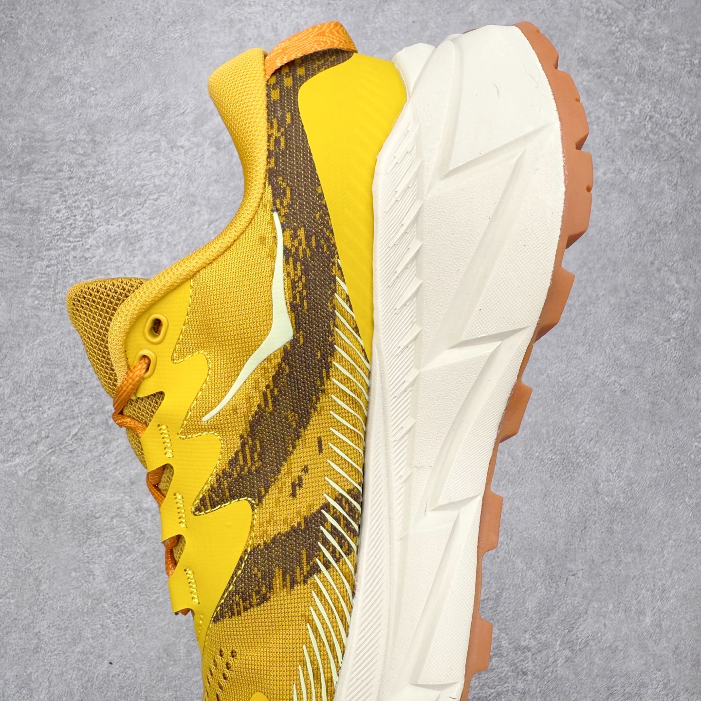 图片[7]-＃福利特价 HOKA ONE ONE SKY Float X 网布织物 舒适运动户外功能 减震防滑耐磨 低帮 生活休闲鞋 男女同款 HOKA ONE ONE是来自美国的跑步鞋知名品牌，创立于2009年，始终致力于为所有跑者提供更新、更好的跑步装备。相比常规跑鞋，HOKA ONE ONE特别研发使用性能独特的几何形跑鞋中底，此种鞋底更厚、更高、回弹性也更好，除了卓越的缓冲性能，它还能为各种阶段的跑者带来更具动感、更加稳定的跑步体验。HOKAONE ONE从设计之初就清楚意识到，要保证跑者步幅的均匀一致，双脚自然而然的运动至关重要。尺码：36 36.5 37.5 38 39 40 40.5 41 42 42.5 43 44 45-选品中心