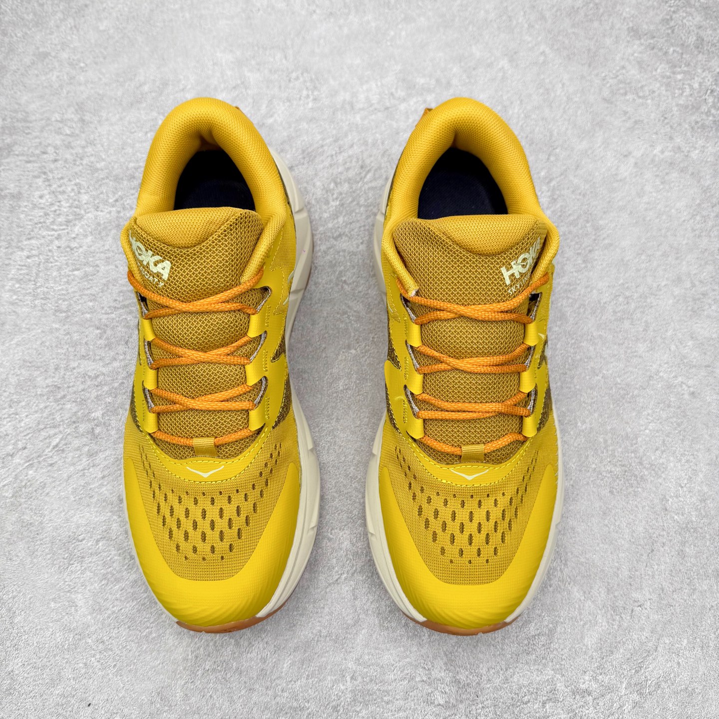 图片[2]-＃福利特价 HOKA ONE ONE SKY Float X 网布织物 舒适运动户外功能 减震防滑耐磨 低帮 生活休闲鞋 男女同款 HOKA ONE ONE是来自美国的跑步鞋知名品牌，创立于2009年，始终致力于为所有跑者提供更新、更好的跑步装备。相比常规跑鞋，HOKA ONE ONE特别研发使用性能独特的几何形跑鞋中底，此种鞋底更厚、更高、回弹性也更好，除了卓越的缓冲性能，它还能为各种阶段的跑者带来更具动感、更加稳定的跑步体验。HOKAONE ONE从设计之初就清楚意识到，要保证跑者步幅的均匀一致，双脚自然而然的运动至关重要。尺码：36 36.5 37.5 38 39 40 40.5 41 42 42.5 43 44 45-选品中心