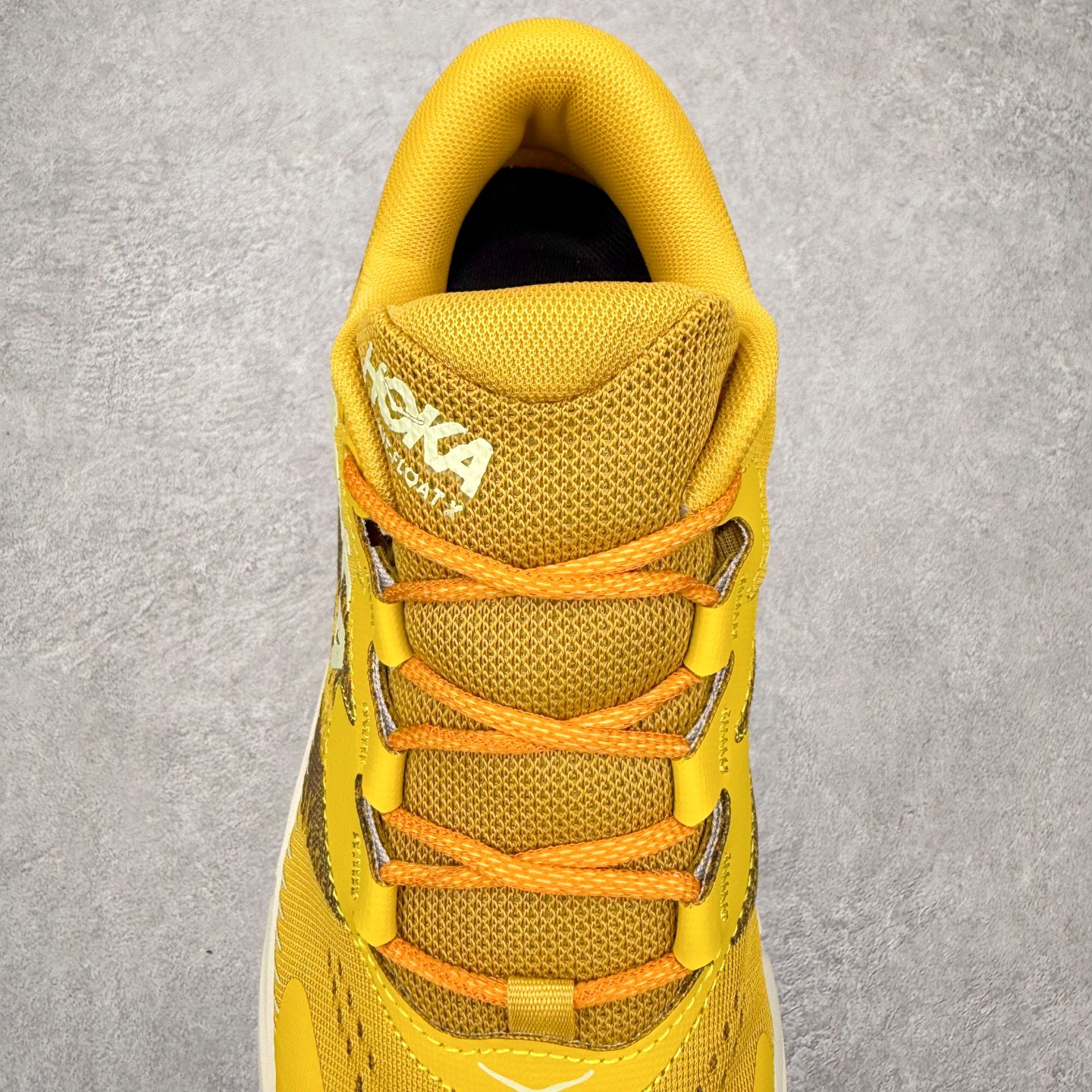 图片[5]-＃福利特价 HOKA ONE ONE SKY Float X 网布织物 舒适运动户外功能 减震防滑耐磨 低帮 生活休闲鞋 男女同款 HOKA ONE ONE是来自美国的跑步鞋知名品牌，创立于2009年，始终致力于为所有跑者提供更新、更好的跑步装备。相比常规跑鞋，HOKA ONE ONE特别研发使用性能独特的几何形跑鞋中底，此种鞋底更厚、更高、回弹性也更好，除了卓越的缓冲性能，它还能为各种阶段的跑者带来更具动感、更加稳定的跑步体验。HOKAONE ONE从设计之初就清楚意识到，要保证跑者步幅的均匀一致，双脚自然而然的运动至关重要。尺码：36 36.5 37.5 38 39 40 40.5 41 42 42.5 43 44 45-选品中心