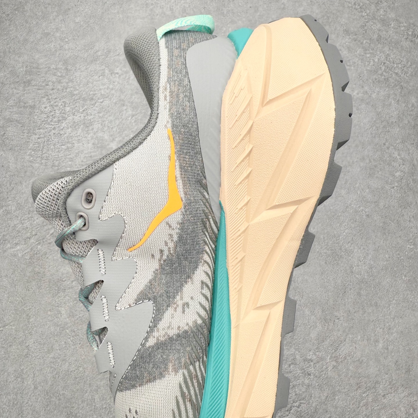 图片[7]-＃福利特价 HOKA ONE ONE SKY Float X 网布织物 舒适运动户外功能 减震防滑耐磨 低帮 生活休闲鞋 男女同款 HOKA ONE ONE是来自美国的跑步鞋知名品牌，创立于2009年，始终致力于为所有跑者提供更新、更好的跑步装备。相比常规跑鞋，HOKA ONE ONE特别研发使用性能独特的几何形跑鞋中底，此种鞋底更厚、更高、回弹性也更好，除了卓越的缓冲性能，它还能为各种阶段的跑者带来更具动感、更加稳定的跑步体验。HOKAONE ONE从设计之初就清楚意识到，要保证跑者步幅的均匀一致，双脚自然而然的运动至关重要。尺码：36 36.5 37.5 38 39 40 40.5 41 42 42.5 43 44 45-选品中心