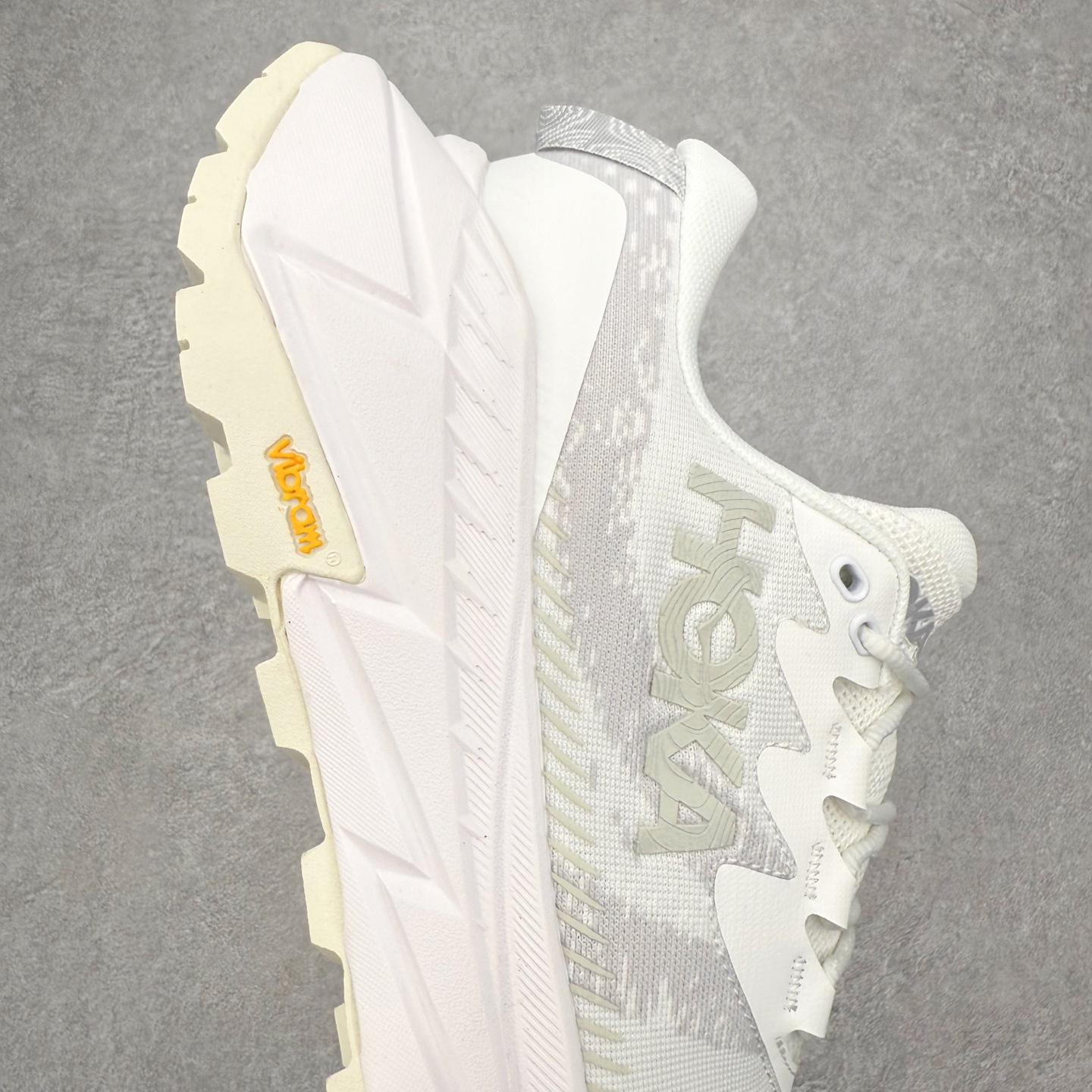 图片[6]-＃福利特价 HOKA ONE ONE SKY Float X 网布织物 舒适运动户外功能 减震防滑耐磨 低帮 生活休闲鞋 男女同款 HOKA ONE ONE是来自美国的跑步鞋知名品牌，创立于2009年，始终致力于为所有跑者提供更新、更好的跑步装备。相比常规跑鞋，HOKA ONE ONE特别研发使用性能独特的几何形跑鞋中底，此种鞋底更厚、更高、回弹性也更好，除了卓越的缓冲性能，它还能为各种阶段的跑者带来更具动感、更加稳定的跑步体验。HOKAONE ONE从设计之初就清楚意识到，要保证跑者步幅的均匀一致，双脚自然而然的运动至关重要。尺码：36 36.5 37.5 38 39 40 40.5 41 42 42.5 43 44 45-选品中心