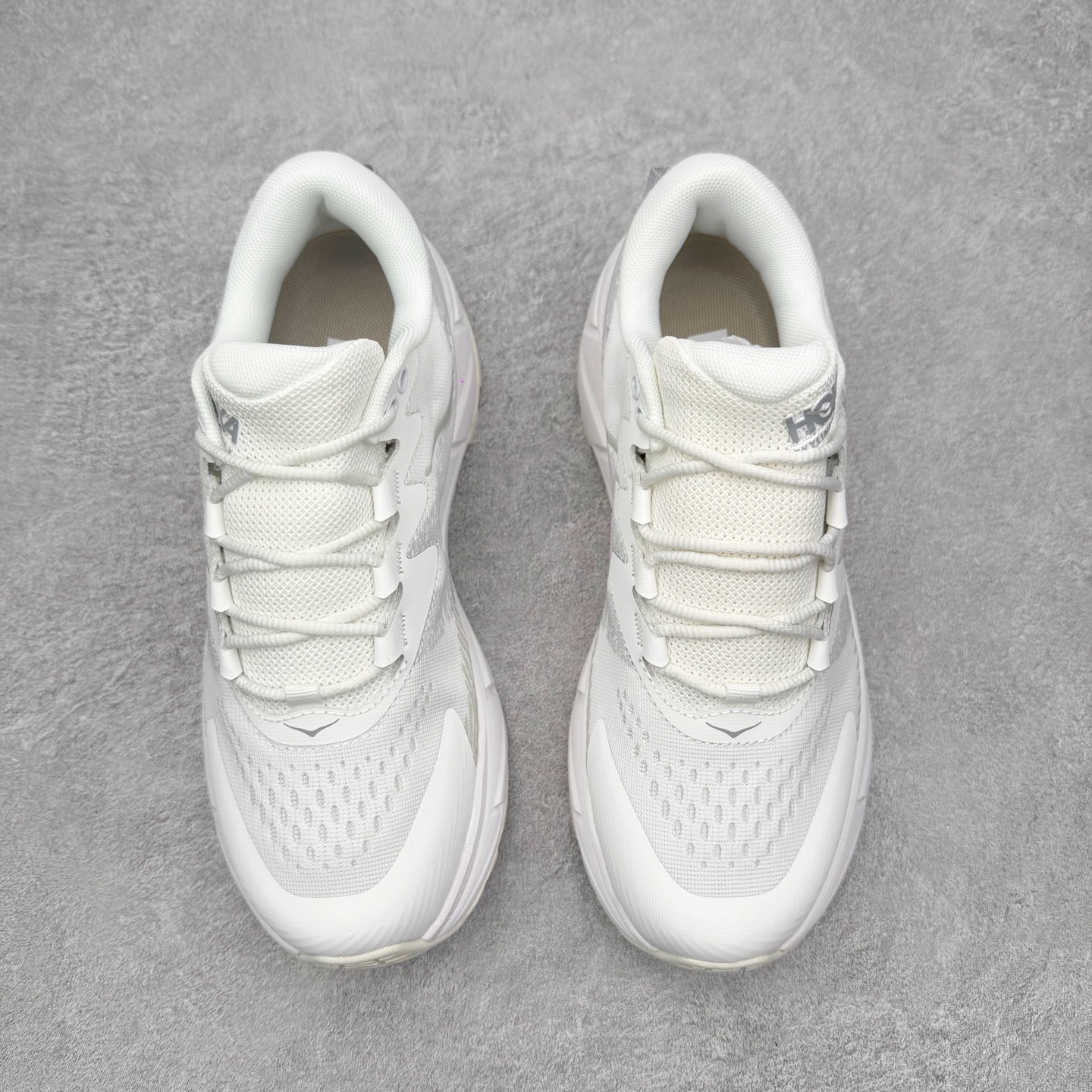 图片[2]-＃福利特价 HOKA ONE ONE SKY Float X 网布织物 舒适运动户外功能 减震防滑耐磨 低帮 生活休闲鞋 男女同款 HOKA ONE ONE是来自美国的跑步鞋知名品牌，创立于2009年，始终致力于为所有跑者提供更新、更好的跑步装备。相比常规跑鞋，HOKA ONE ONE特别研发使用性能独特的几何形跑鞋中底，此种鞋底更厚、更高、回弹性也更好，除了卓越的缓冲性能，它还能为各种阶段的跑者带来更具动感、更加稳定的跑步体验。HOKAONE ONE从设计之初就清楚意识到，要保证跑者步幅的均匀一致，双脚自然而然的运动至关重要。尺码：36 36.5 37.5 38 39 40 40.5 41 42 42.5 43 44 45-选品中心