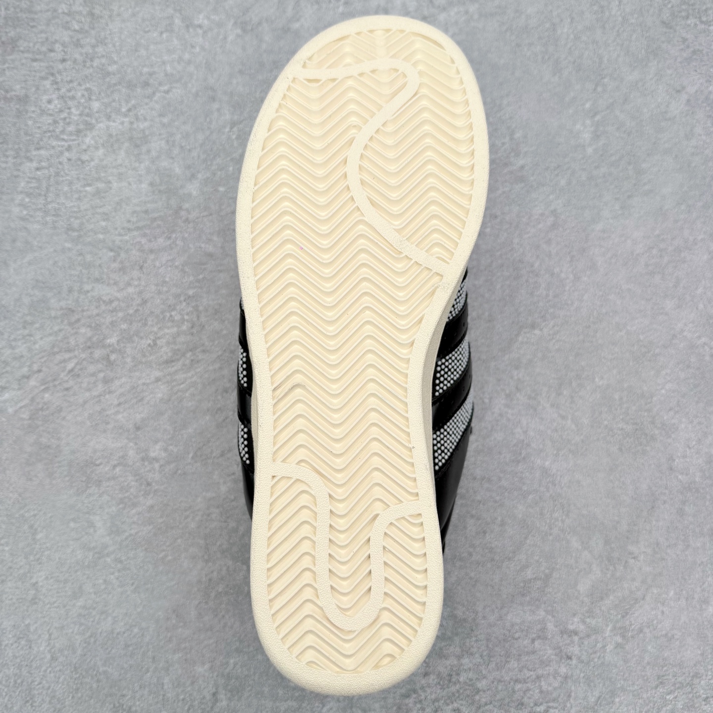 图片[9]-AD Originals x GALI SUPERSTAR PUFFY SHELL 贝壳头联名时尚舒适低帮板鞋 KJ6976 男女同款 实拍调校N版已经零色差零失真 百分百还原实物色彩所见即所得 不存在货不对板色差等低级问题 选购参考实物拍摄 不混卖不参货 只用心做好货严格选品 承诺混一赔十 尺码：36 36.5 37.5 38 38.5 39 40 40.5 41 42 42.5 43 44 44.5 45-选品中心