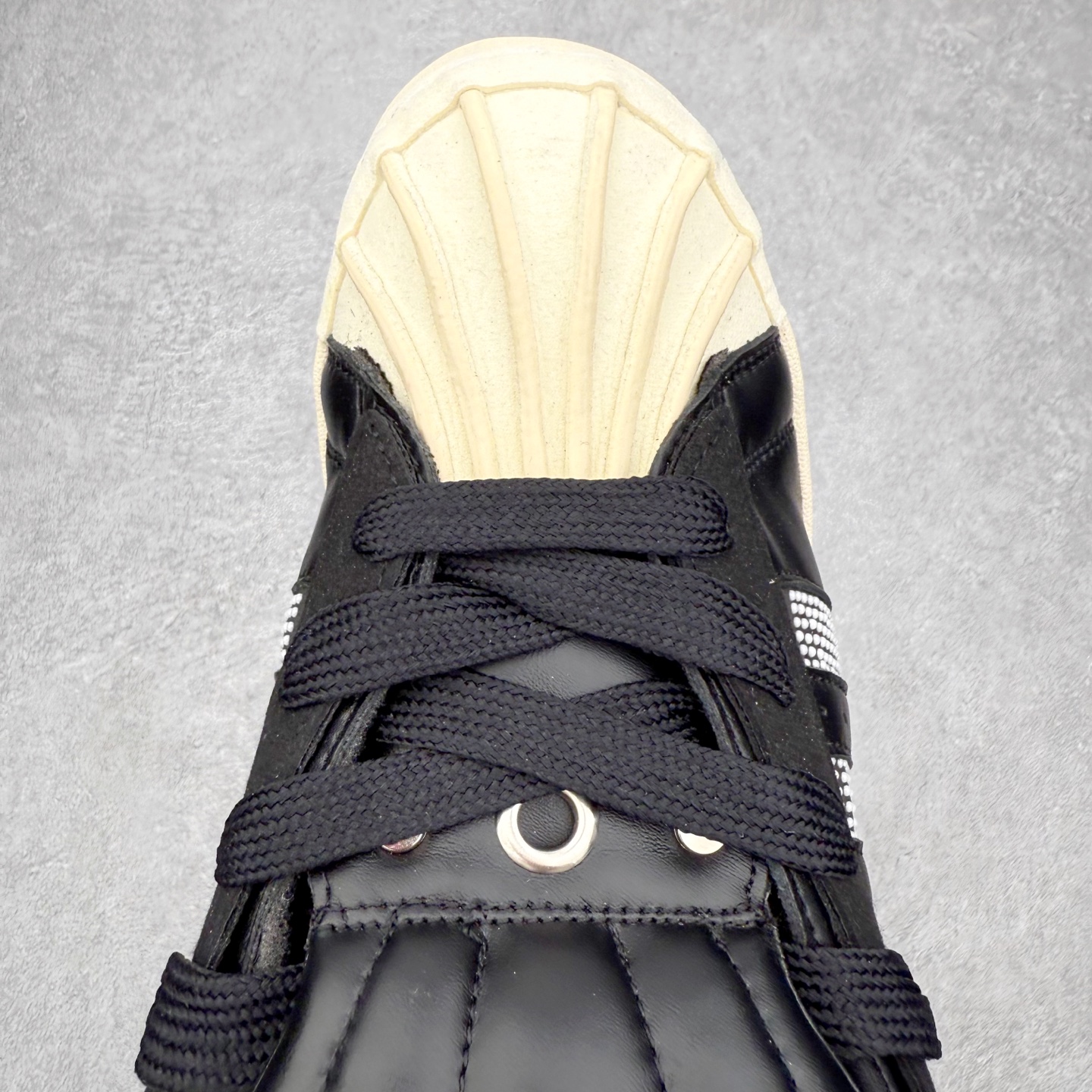 图片[4]-AD Originals x GALI SUPERSTAR PUFFY SHELL 贝壳头联名时尚舒适低帮板鞋 KJ6976 男女同款 实拍调校N版已经零色差零失真 百分百还原实物色彩所见即所得 不存在货不对板色差等低级问题 选购参考实物拍摄 不混卖不参货 只用心做好货严格选品 承诺混一赔十 尺码：36 36.5 37.5 38 38.5 39 40 40.5 41 42 42.5 43 44 44.5 45-选品中心