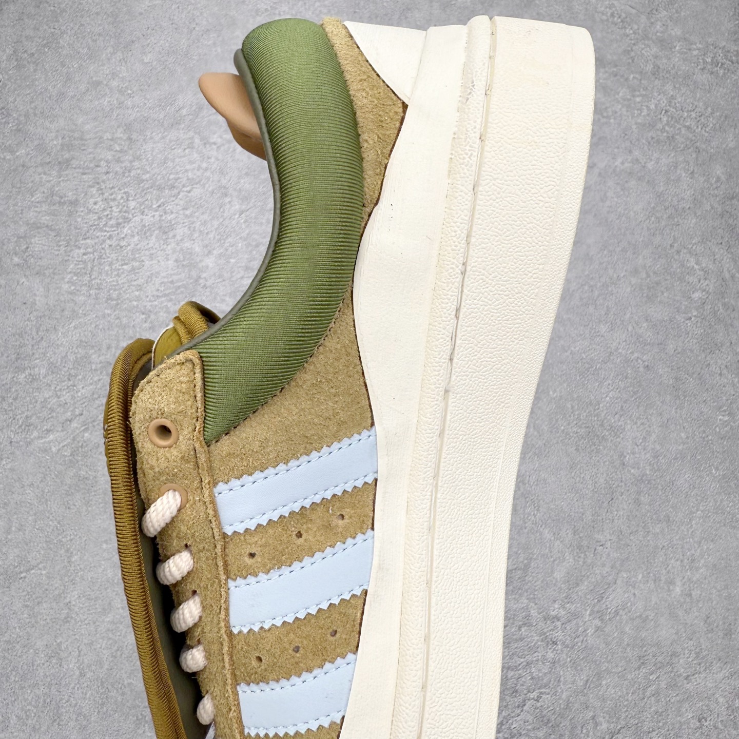 图片[7]-Bad Bunny x AD Campus Light 学院莱特系列低帮复古系带休闲运动板鞋 联名坏痞兔 ID7950 全套原楦原纸板原厂数据开发 原装进口翻毛皮料正确绒感卡色 正确铜制锁扣 原盒原配防尘袋配件 以云白色、米色与和做旧泛黄配色为基调 厚绒麂皮与奢华皮革环绕鞋面 正面看起来无比寻常 但从侧面可以发现双鞋舌和双鞋跟设计提升了观感 鞋中底的重新设计也使得存在感大大增加 更加切合当下时尚 鞋舌和鞋垫上带有 Bad Bunny 的专属标志 并且使用特殊包装彰显其身份 尺码：36 36⅔ 37⅓ 38 38⅔ 39⅓ 40 40⅔ 41⅓ 42 42⅔ 43⅓ 44 45-选品中心