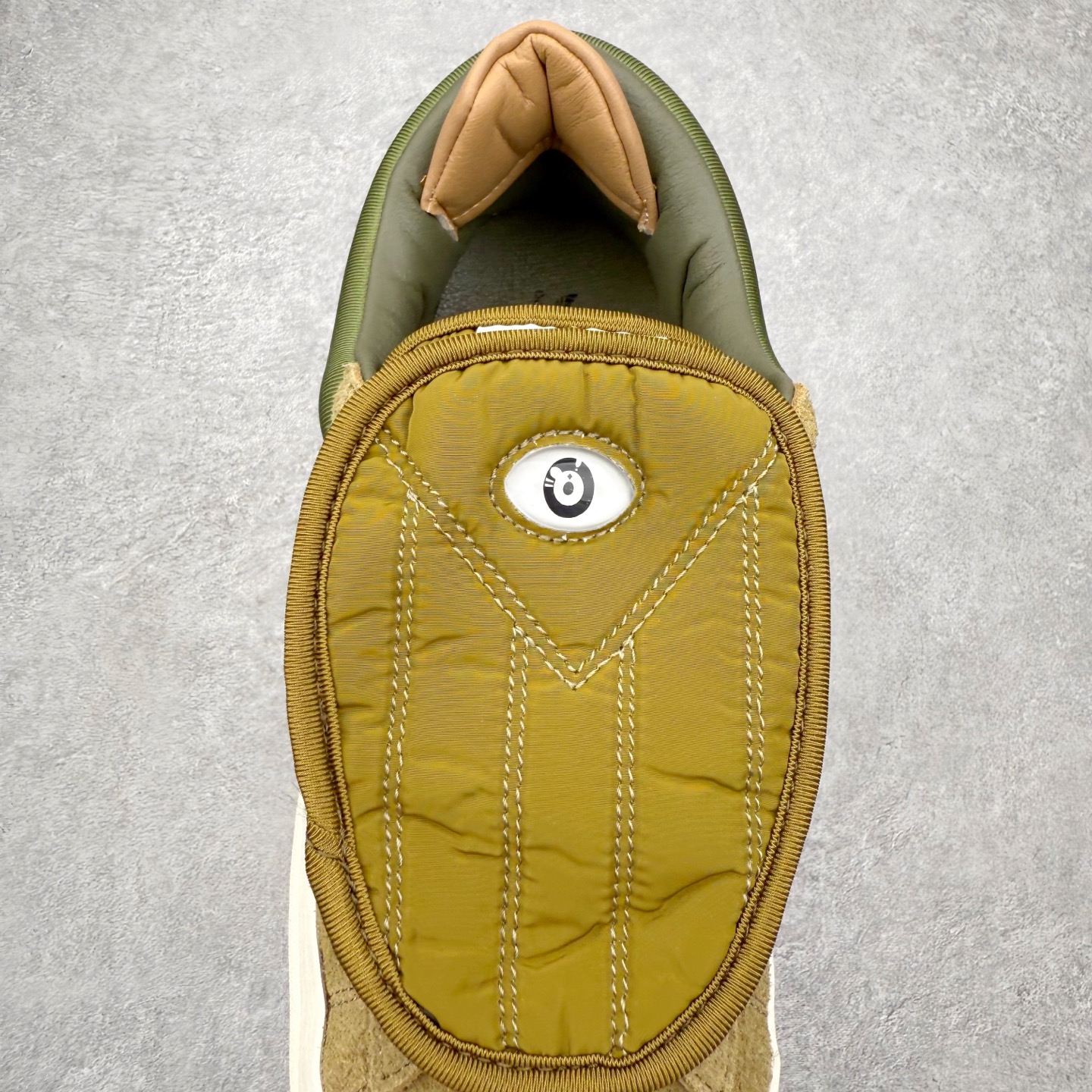 图片[5]-Bad Bunny x AD Campus Light 学院莱特系列低帮复古系带休闲运动板鞋 联名坏痞兔 ID7950 全套原楦原纸板原厂数据开发 原装进口翻毛皮料正确绒感卡色 正确铜制锁扣 原盒原配防尘袋配件 以云白色、米色与和做旧泛黄配色为基调 厚绒麂皮与奢华皮革环绕鞋面 正面看起来无比寻常 但从侧面可以发现双鞋舌和双鞋跟设计提升了观感 鞋中底的重新设计也使得存在感大大增加 更加切合当下时尚 鞋舌和鞋垫上带有 Bad Bunny 的专属标志 并且使用特殊包装彰显其身份 尺码：36 36⅔ 37⅓ 38 38⅔ 39⅓ 40 40⅔ 41⅓ 42 42⅔ 43⅓ 44 45-选品中心