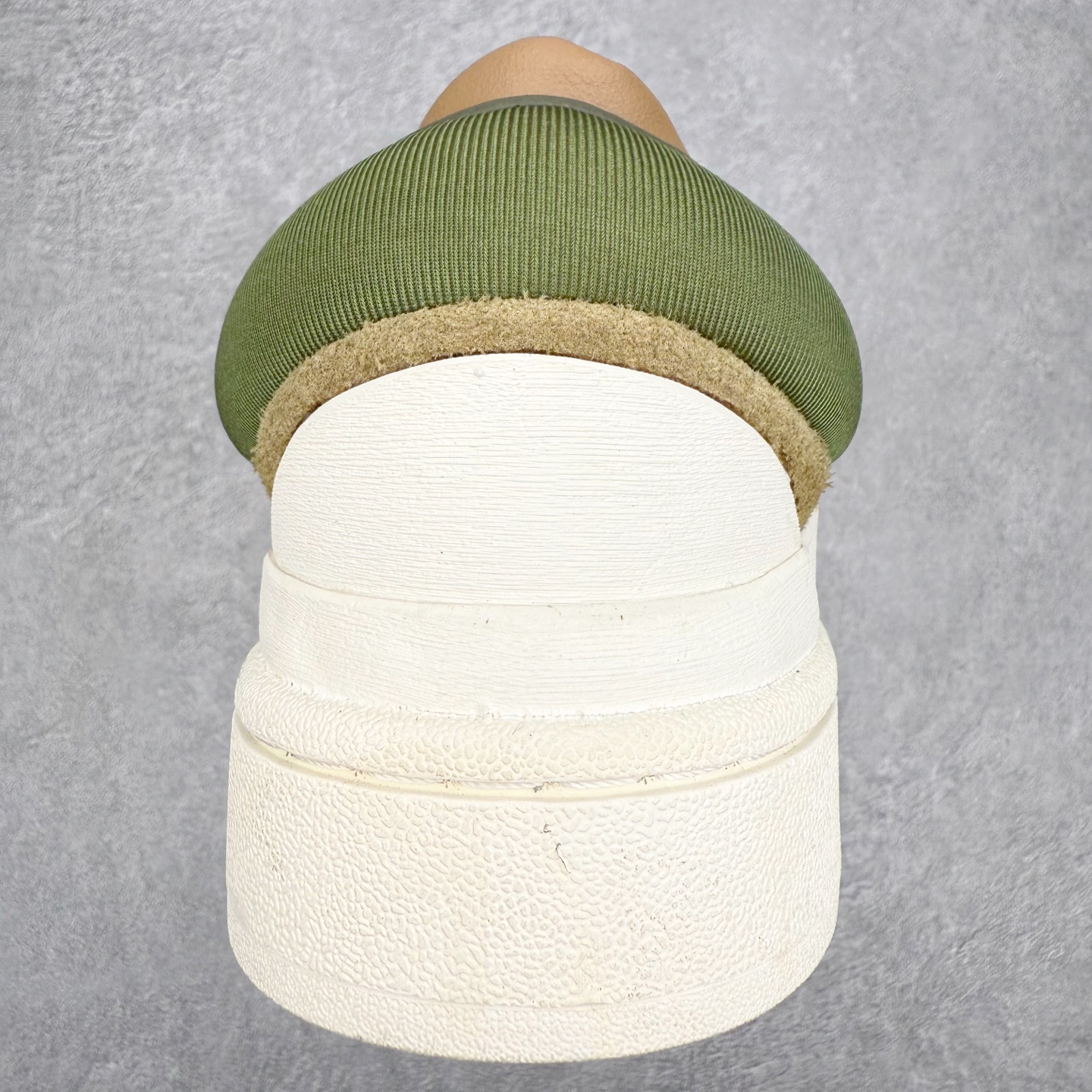 图片[8]-Bad Bunny x AD Campus Light 学院莱特系列低帮复古系带休闲运动板鞋 联名坏痞兔 ID7950 全套原楦原纸板原厂数据开发 原装进口翻毛皮料正确绒感卡色 正确铜制锁扣 原盒原配防尘袋配件 以云白色、米色与和做旧泛黄配色为基调 厚绒麂皮与奢华皮革环绕鞋面 正面看起来无比寻常 但从侧面可以发现双鞋舌和双鞋跟设计提升了观感 鞋中底的重新设计也使得存在感大大增加 更加切合当下时尚 鞋舌和鞋垫上带有 Bad Bunny 的专属标志 并且使用特殊包装彰显其身份 尺码：36 36⅔ 37⅓ 38 38⅔ 39⅓ 40 40⅔ 41⅓ 42 42⅔ 43⅓ 44 45-选品中心