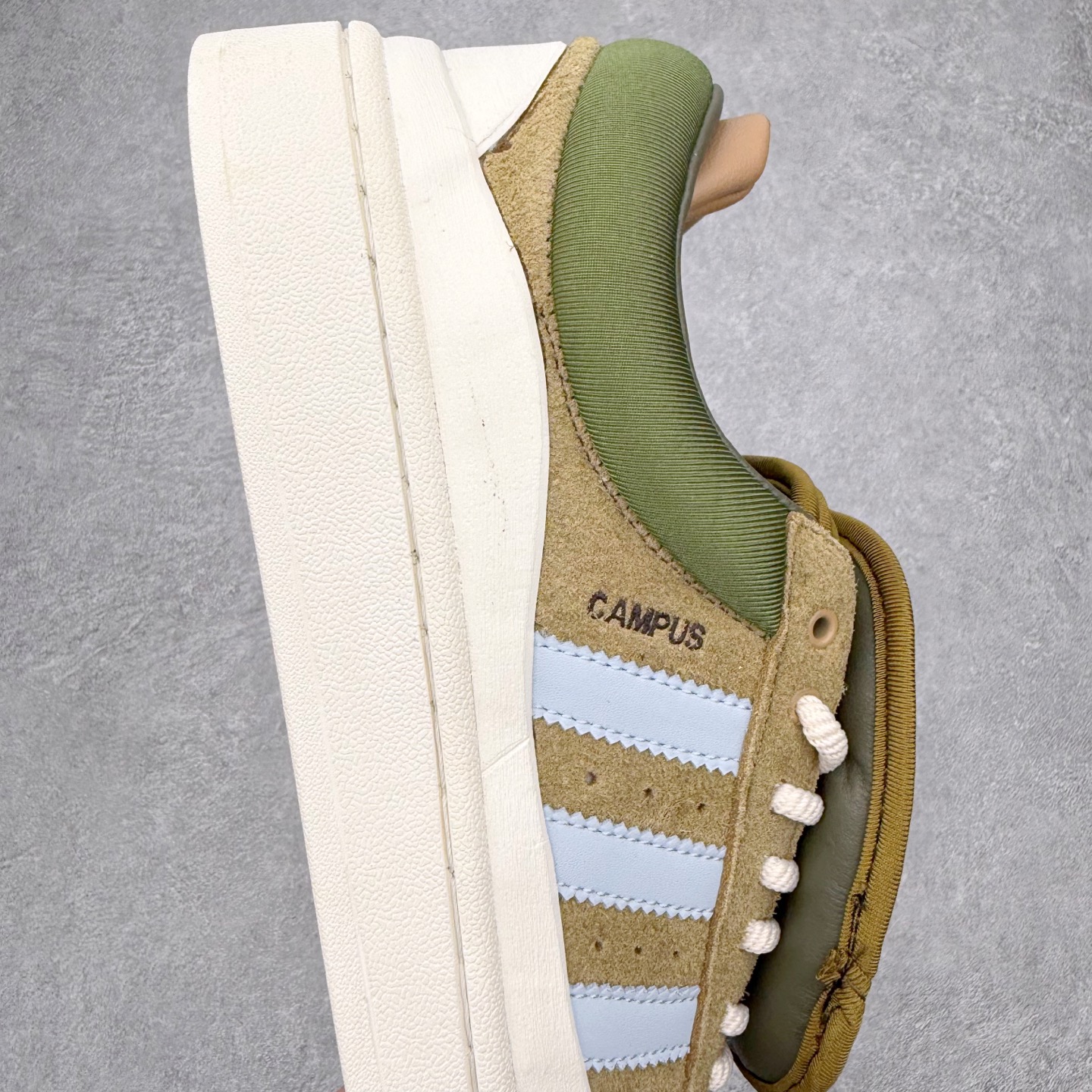 图片[6]-Bad Bunny x AD Campus Light 学院莱特系列低帮复古系带休闲运动板鞋 联名坏痞兔 ID7950 全套原楦原纸板原厂数据开发 原装进口翻毛皮料正确绒感卡色 正确铜制锁扣 原盒原配防尘袋配件 以云白色、米色与和做旧泛黄配色为基调 厚绒麂皮与奢华皮革环绕鞋面 正面看起来无比寻常 但从侧面可以发现双鞋舌和双鞋跟设计提升了观感 鞋中底的重新设计也使得存在感大大增加 更加切合当下时尚 鞋舌和鞋垫上带有 Bad Bunny 的专属标志 并且使用特殊包装彰显其身份 尺码：36 36⅔ 37⅓ 38 38⅔ 39⅓ 40 40⅔ 41⅓ 42 42⅔ 43⅓ 44 45-选品中心
