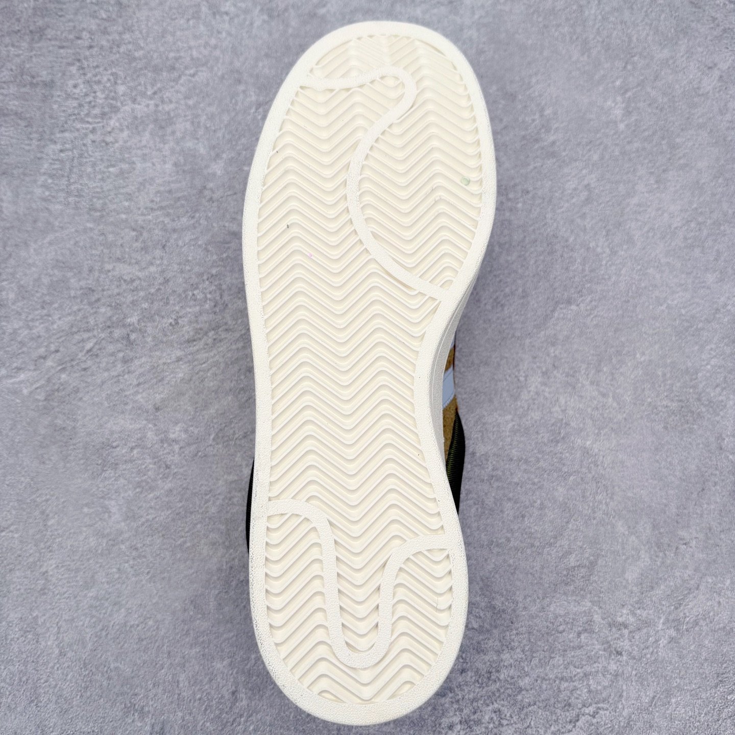 图片[9]-Bad Bunny x AD Campus Light 学院莱特系列低帮复古系带休闲运动板鞋 联名坏痞兔 ID7950 全套原楦原纸板原厂数据开发 原装进口翻毛皮料正确绒感卡色 正确铜制锁扣 原盒原配防尘袋配件 以云白色、米色与和做旧泛黄配色为基调 厚绒麂皮与奢华皮革环绕鞋面 正面看起来无比寻常 但从侧面可以发现双鞋舌和双鞋跟设计提升了观感 鞋中底的重新设计也使得存在感大大增加 更加切合当下时尚 鞋舌和鞋垫上带有 Bad Bunny 的专属标志 并且使用特殊包装彰显其身份 尺码：36 36⅔ 37⅓ 38 38⅔ 39⅓ 40 40⅔ 41⅓ 42 42⅔ 43⅓ 44 45-选品中心