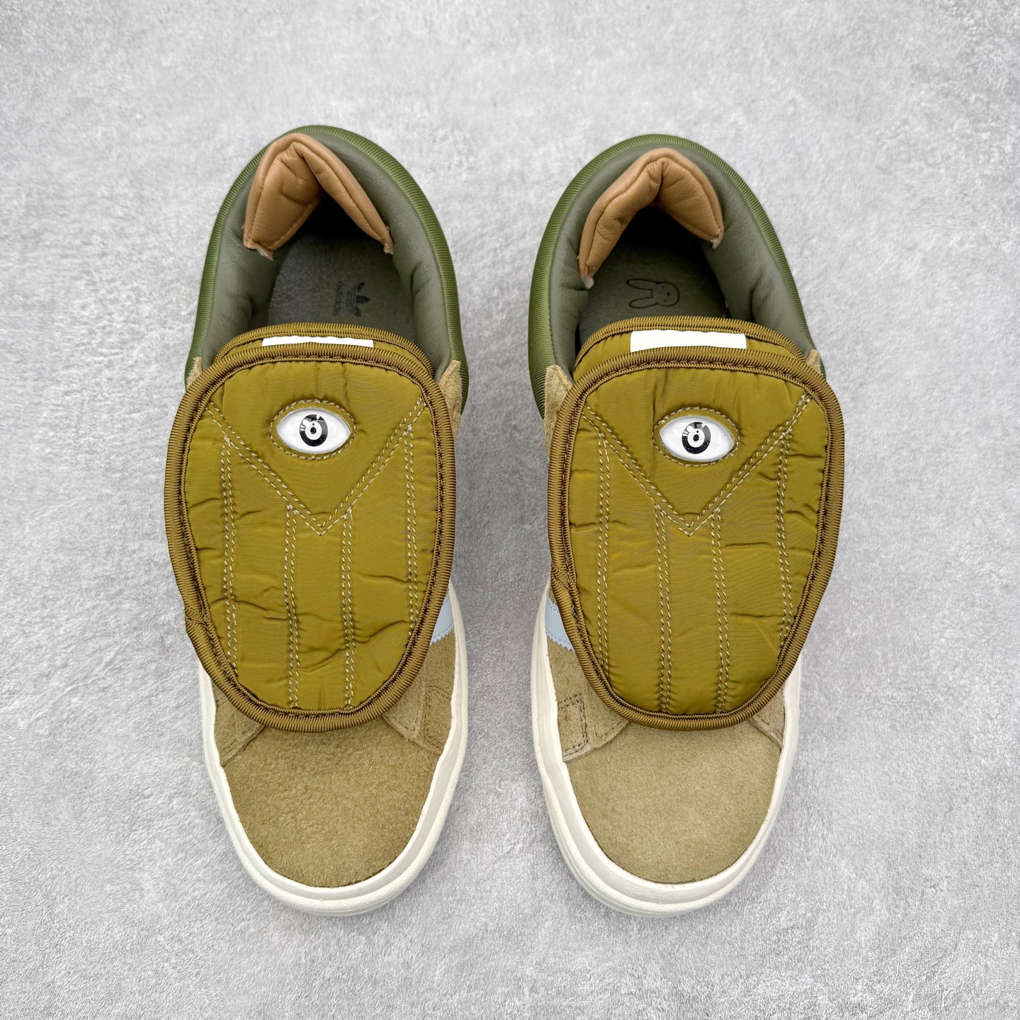 图片[2]-Bad Bunny x AD Campus Light 学院莱特系列低帮复古系带休闲运动板鞋 联名坏痞兔 ID7950 全套原楦原纸板原厂数据开发 原装进口翻毛皮料正确绒感卡色 正确铜制锁扣 原盒原配防尘袋配件 以云白色、米色与和做旧泛黄配色为基调 厚绒麂皮与奢华皮革环绕鞋面 正面看起来无比寻常 但从侧面可以发现双鞋舌和双鞋跟设计提升了观感 鞋中底的重新设计也使得存在感大大增加 更加切合当下时尚 鞋舌和鞋垫上带有 Bad Bunny 的专属标志 并且使用特殊包装彰显其身份 尺码：36 36⅔ 37⅓ 38 38⅔ 39⅓ 40 40⅔ 41⅓ 42 42⅔ 43⅓ 44 45-选品中心