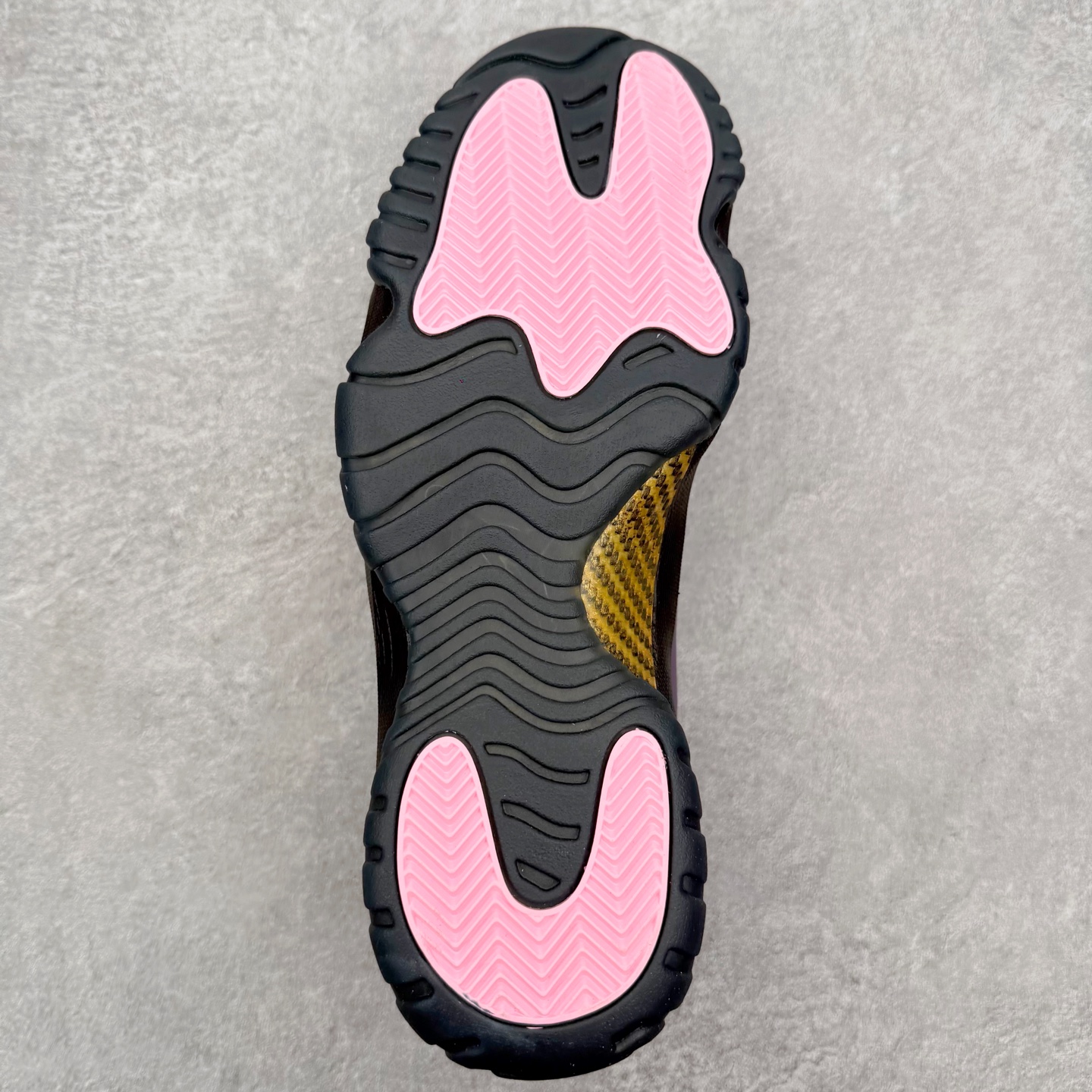 图片[9]-＃NC版 Air Jordan AJ11 Retro 黑紫 IO8961-553 原楦原档案数据开模打造 原厂中底拉帮钢印 原厂漆皮 防冻不开裂 头层皮料 原装鞋撑 水晶大底正确色度色泽 原楦原数据刺绣 原厂车缝走线及对位 毫厘不差 飞人logo采用原数据电脑刺绣 原装正品碳纤维真实碳板 增强抗扭 原内标 原盒标 正确官方原盒 原厂防氧化水晶外底 原厂配套厂全掌solo气垫 尺码：40 40.5 41 42 42.5 43 44 44.5 45 46 47.5-选品中心