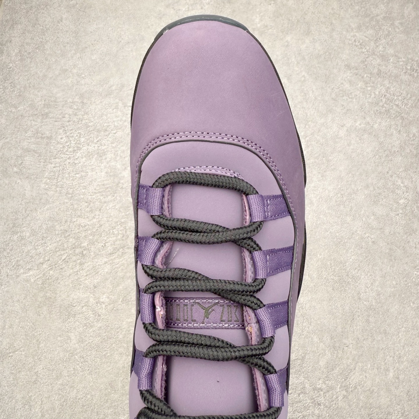 图片[4]-＃NC版 Air Jordan AJ11 Retro 黑紫 IO8961-553 原楦原档案数据开模打造 原厂中底拉帮钢印 原厂漆皮 防冻不开裂 头层皮料 原装鞋撑 水晶大底正确色度色泽 原楦原数据刺绣 原厂车缝走线及对位 毫厘不差 飞人logo采用原数据电脑刺绣 原装正品碳纤维真实碳板 增强抗扭 原内标 原盒标 正确官方原盒 原厂防氧化水晶外底 原厂配套厂全掌solo气垫 尺码：40 40.5 41 42 42.5 43 44 44.5 45 46 47.5-选品中心