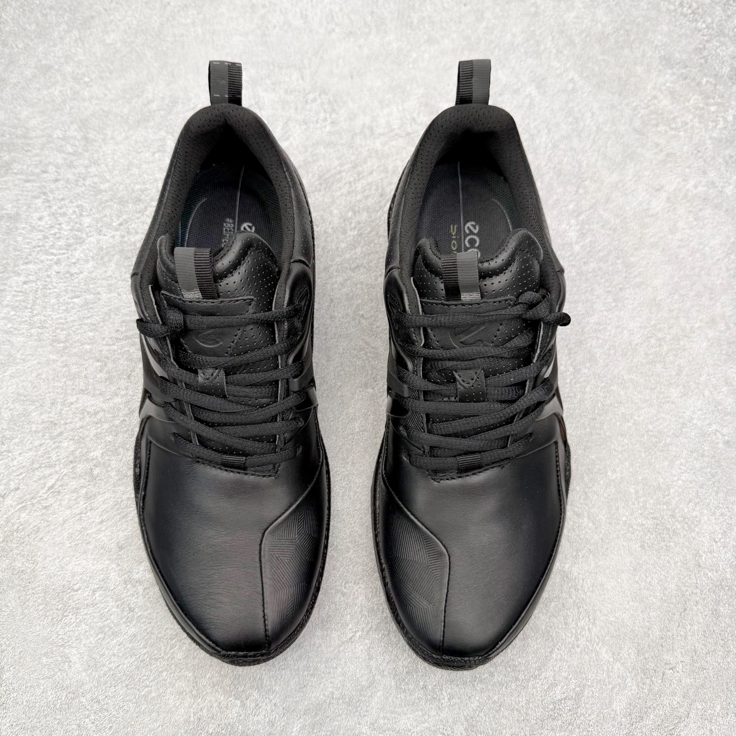 图片[2]-ECCO爱步跑步鞋百搭舒适 秋冬新款厚底休闲运动鞋男鞋 灵动系列 黄景瑜同款 品质牛皮鞋面，轻盈柔韧 具有良好的透气性 细腻柔软 简约系带设计 可自由调节松紧 贴合脚型 PU泡沫橡胶大底 抓地力强 具有良好的防滑耐磨性 时尚简约 休闲百搭 尺码：38 39 40 41 42 43 44 （皮鞋码）-选品中心