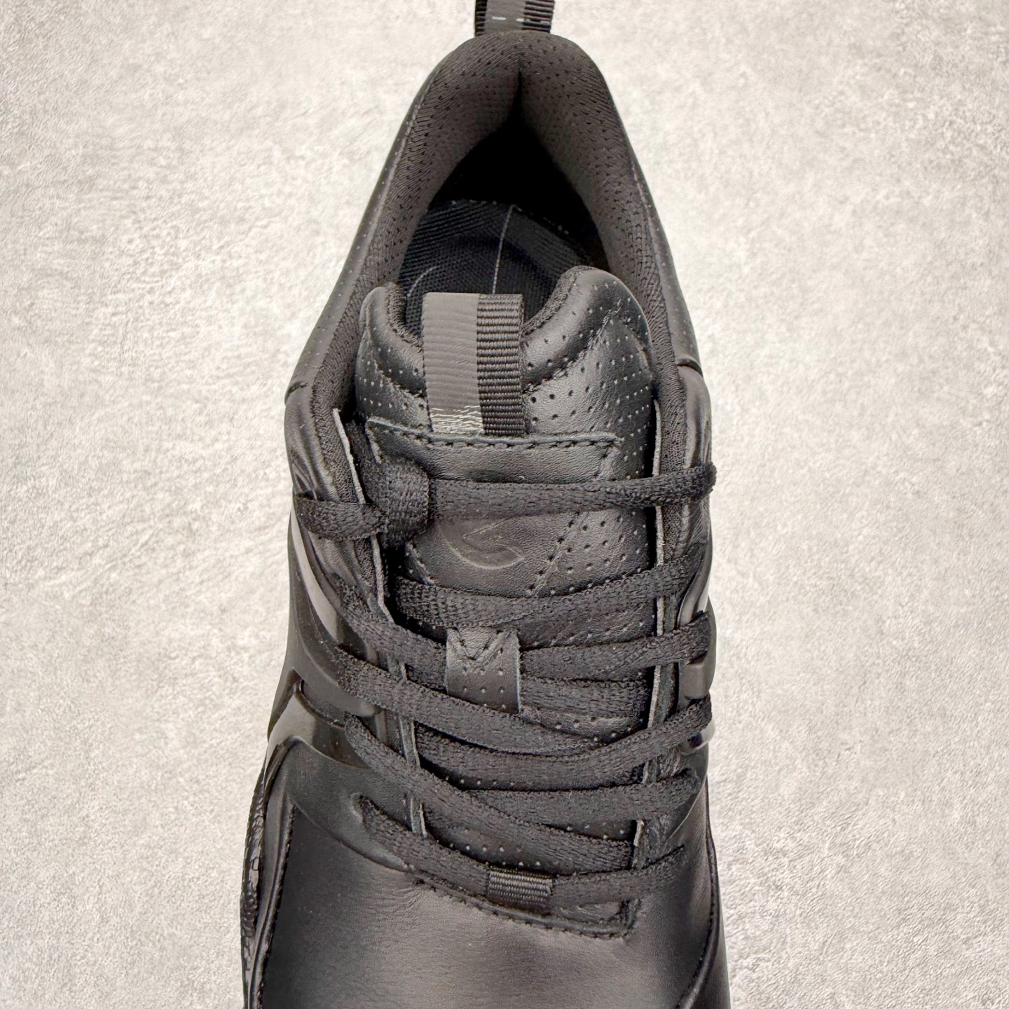 图片[5]-ECCO爱步跑步鞋百搭舒适 秋冬新款厚底休闲运动鞋男鞋 灵动系列 黄景瑜同款 品质牛皮鞋面，轻盈柔韧 具有良好的透气性 细腻柔软 简约系带设计 可自由调节松紧 贴合脚型 PU泡沫橡胶大底 抓地力强 具有良好的防滑耐磨性 时尚简约 休闲百搭 尺码：38 39 40 41 42 43 44 （皮鞋码）-选品中心