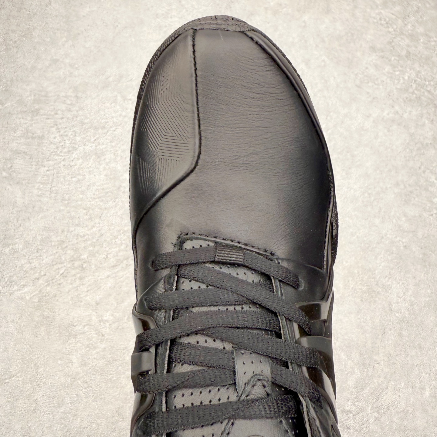 图片[4]-ECCO爱步跑步鞋百搭舒适 秋冬新款厚底休闲运动鞋男鞋 灵动系列 黄景瑜同款 品质牛皮鞋面，轻盈柔韧 具有良好的透气性 细腻柔软 简约系带设计 可自由调节松紧 贴合脚型 PU泡沫橡胶大底 抓地力强 具有良好的防滑耐磨性 时尚简约 休闲百搭 尺码：38 39 40 41 42 43 44 （皮鞋码）-选品中心