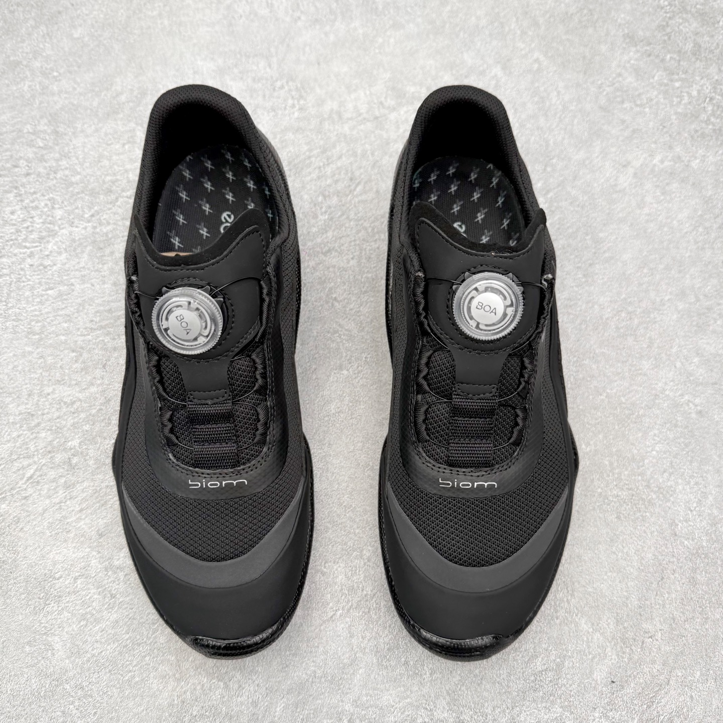 图片[2]-ECCO爱步跑步鞋百搭舒适 秋冬新款厚底休闲运动鞋男鞋 灵动系列 黄景瑜同款 品质牛皮鞋面，轻盈柔韧 具有良好的透气性 细腻柔软 简约系带设计 可自由调节松紧 贴合脚型 PU泡沫橡胶大底 抓地力强 具有良好的防滑耐磨性 时尚简约 休闲百搭 尺码：38 39 40 41 42 43 44 （皮鞋码）-选品中心