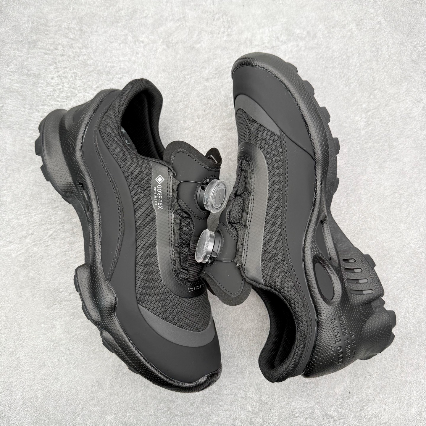 图片[3]-ECCO爱步跑步鞋百搭舒适 秋冬新款厚底休闲运动鞋男鞋 灵动系列 黄景瑜同款 品质牛皮鞋面，轻盈柔韧 具有良好的透气性 细腻柔软 简约系带设计 可自由调节松紧 贴合脚型 PU泡沫橡胶大底 抓地力强 具有良好的防滑耐磨性 时尚简约 休闲百搭 尺码：38 39 40 41 42 43 44 （皮鞋码）-选品中心