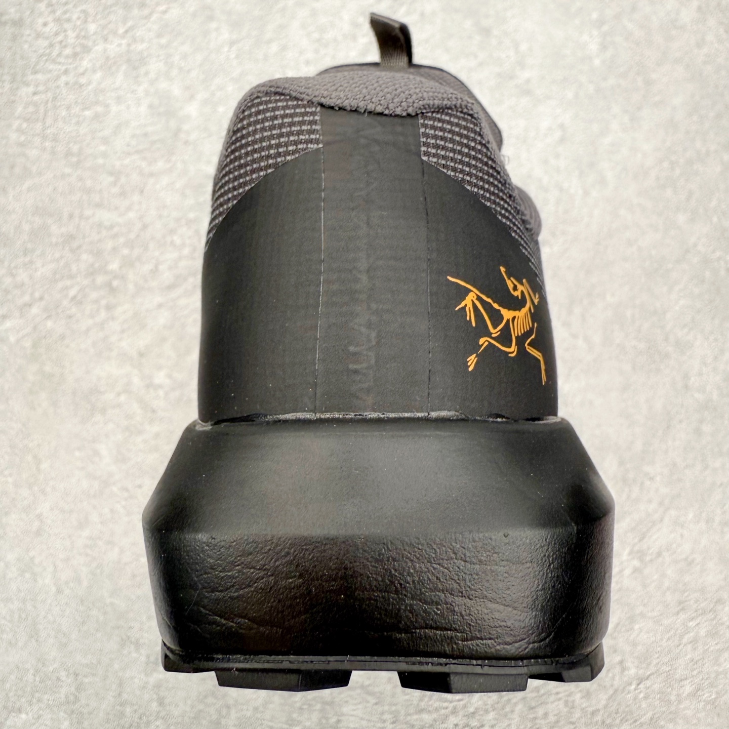 图片[8]-Arcteryx始祖鸟 Norvan LD 4 GTX Vibram® Megagrip 简约舒适 越野跑鞋 这款GORE-TEX鞋履适合希望在技术路线上更快前进的山地跑步者穿着，无需担心地形条件如何。中底的Rocker Geometry几何结构设计带来推进力，并采用InFuse材料制成，这是一种轻质、高响应性的EVA和聚烯烃合成材料，可提供回弹并吸收冲击力。抓地平稳的Vibram Megagrip外底采用LITEBASE技术，在减轻重量的同时不影响性能，而多向凸耳花纹设计带来更强的抓地力。鞋身贴合包裹脚部，针织鞋领可阻挡碎屑进鞋。实拍调校N版已经零色差零失真 百分百还原实物色彩所见即所得 不存在货不对板色差等低级问题 选购参考实物拍摄 不混卖不参货 只用心做好货严格选品 承诺混一赔十 尺码：36 36.5 37.5 38 38.5 39 40 40.5 41 42 42.5 43 44 44.5 45-选品中心