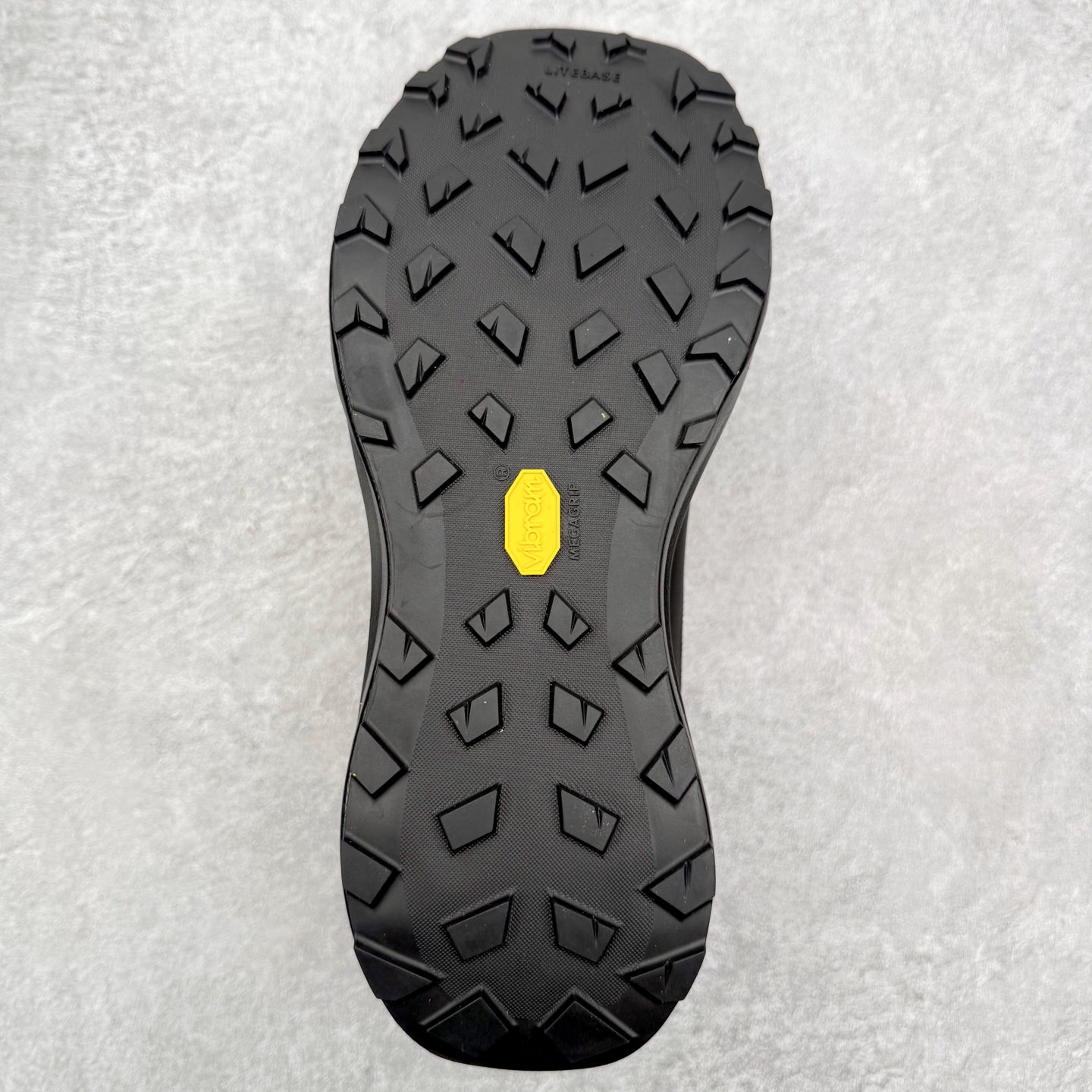 图片[9]-Arcteryx始祖鸟 Norvan LD 4 GTX Vibram® Megagrip 简约舒适 越野跑鞋 这款GORE-TEX鞋履适合希望在技术路线上更快前进的山地跑步者穿着，无需担心地形条件如何。中底的Rocker Geometry几何结构设计带来推进力，并采用InFuse材料制成，这是一种轻质、高响应性的EVA和聚烯烃合成材料，可提供回弹并吸收冲击力。抓地平稳的Vibram Megagrip外底采用LITEBASE技术，在减轻重量的同时不影响性能，而多向凸耳花纹设计带来更强的抓地力。鞋身贴合包裹脚部，针织鞋领可阻挡碎屑进鞋。实拍调校N版已经零色差零失真 百分百还原实物色彩所见即所得 不存在货不对板色差等低级问题 选购参考实物拍摄 不混卖不参货 只用心做好货严格选品 承诺混一赔十 尺码：36 36.5 37.5 38 38.5 39 40 40.5 41 42 42.5 43 44 44.5 45-选品中心