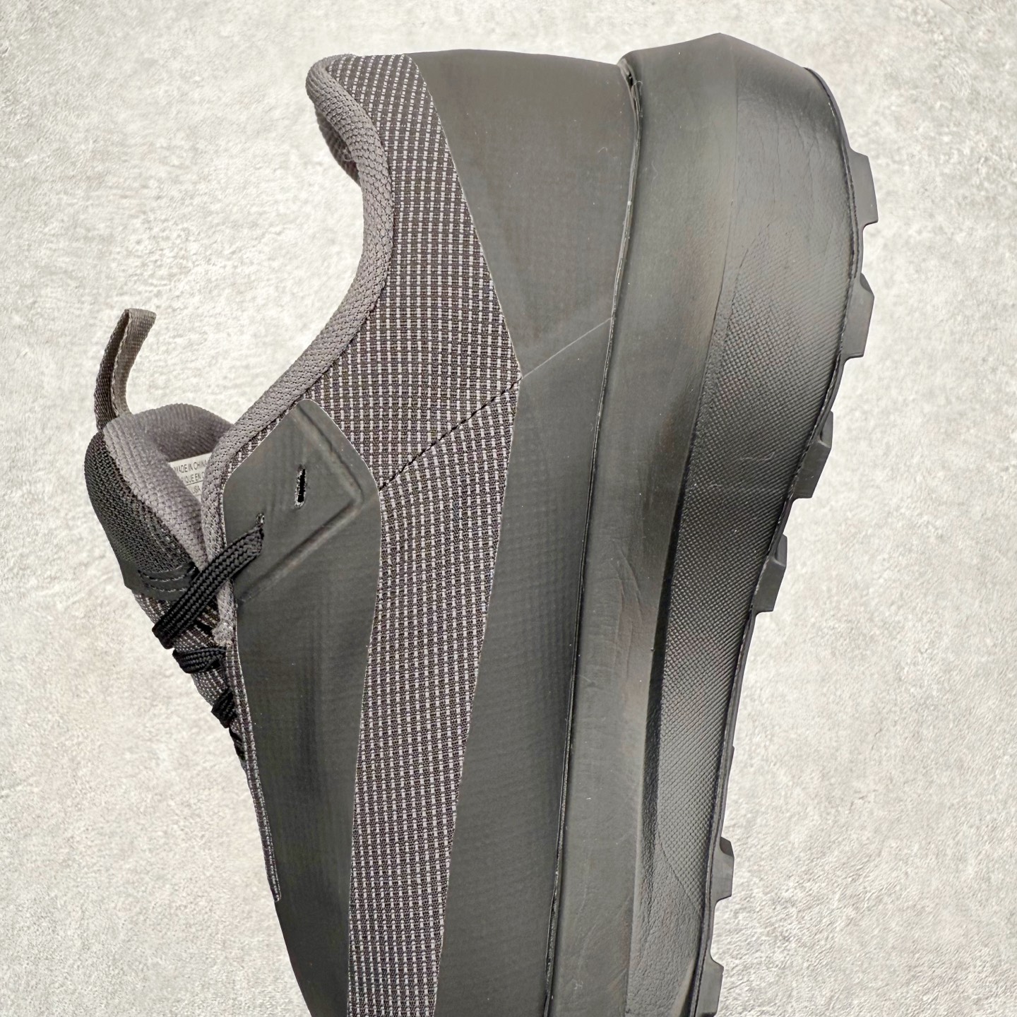 图片[7]-Arcteryx始祖鸟 Norvan LD 4 GTX Vibram® Megagrip 简约舒适 越野跑鞋 这款GORE-TEX鞋履适合希望在技术路线上更快前进的山地跑步者穿着，无需担心地形条件如何。中底的Rocker Geometry几何结构设计带来推进力，并采用InFuse材料制成，这是一种轻质、高响应性的EVA和聚烯烃合成材料，可提供回弹并吸收冲击力。抓地平稳的Vibram Megagrip外底采用LITEBASE技术，在减轻重量的同时不影响性能，而多向凸耳花纹设计带来更强的抓地力。鞋身贴合包裹脚部，针织鞋领可阻挡碎屑进鞋。实拍调校N版已经零色差零失真 百分百还原实物色彩所见即所得 不存在货不对板色差等低级问题 选购参考实物拍摄 不混卖不参货 只用心做好货严格选品 承诺混一赔十 尺码：36 36.5 37.5 38 38.5 39 40 40.5 41 42 42.5 43 44 44.5 45-选品中心