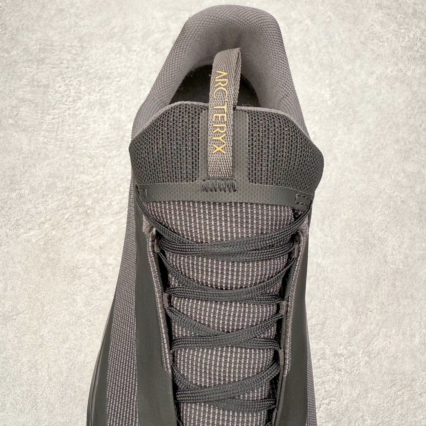 图片[5]-Arcteryx始祖鸟 Norvan LD 4 GTX Vibram® Megagrip 简约舒适 越野跑鞋 这款GORE-TEX鞋履适合希望在技术路线上更快前进的山地跑步者穿着，无需担心地形条件如何。中底的Rocker Geometry几何结构设计带来推进力，并采用InFuse材料制成，这是一种轻质、高响应性的EVA和聚烯烃合成材料，可提供回弹并吸收冲击力。抓地平稳的Vibram Megagrip外底采用LITEBASE技术，在减轻重量的同时不影响性能，而多向凸耳花纹设计带来更强的抓地力。鞋身贴合包裹脚部，针织鞋领可阻挡碎屑进鞋。实拍调校N版已经零色差零失真 百分百还原实物色彩所见即所得 不存在货不对板色差等低级问题 选购参考实物拍摄 不混卖不参货 只用心做好货严格选品 承诺混一赔十 尺码：36 36.5 37.5 38 38.5 39 40 40.5 41 42 42.5 43 44 44.5 45-选品中心