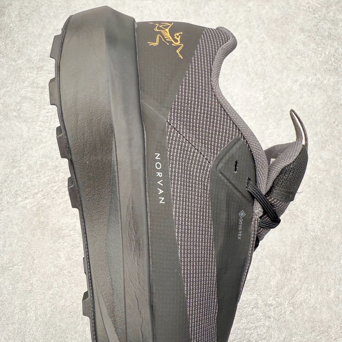 图片[6]-Arcteryx始祖鸟 Norvan LD 4 GTX Vibram® Megagrip 简约舒适 越野跑鞋 这款GORE-TEX鞋履适合希望在技术路线上更快前进的山地跑步者穿着，无需担心地形条件如何。中底的Rocker Geometry几何结构设计带来推进力，并采用InFuse材料制成，这是一种轻质、高响应性的EVA和聚烯烃合成材料，可提供回弹并吸收冲击力。抓地平稳的Vibram Megagrip外底采用LITEBASE技术，在减轻重量的同时不影响性能，而多向凸耳花纹设计带来更强的抓地力。鞋身贴合包裹脚部，针织鞋领可阻挡碎屑进鞋。实拍调校N版已经零色差零失真 百分百还原实物色彩所见即所得 不存在货不对板色差等低级问题 选购参考实物拍摄 不混卖不参货 只用心做好货严格选品 承诺混一赔十 尺码：36 36.5 37.5 38 38.5 39 40 40.5 41 42 42.5 43 44 44.5 45-选品中心