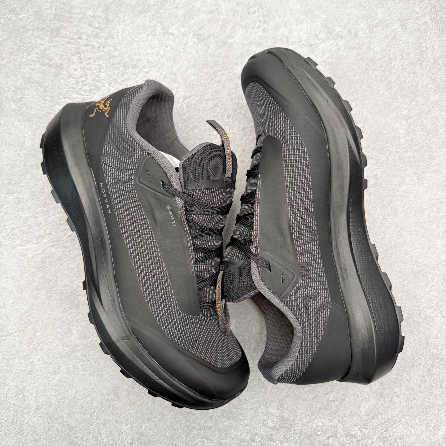 图片[3]-Arcteryx始祖鸟 Norvan LD 4 GTX Vibram® Megagrip 简约舒适 越野跑鞋 这款GORE-TEX鞋履适合希望在技术路线上更快前进的山地跑步者穿着，无需担心地形条件如何。中底的Rocker Geometry几何结构设计带来推进力，并采用InFuse材料制成，这是一种轻质、高响应性的EVA和聚烯烃合成材料，可提供回弹并吸收冲击力。抓地平稳的Vibram Megagrip外底采用LITEBASE技术，在减轻重量的同时不影响性能，而多向凸耳花纹设计带来更强的抓地力。鞋身贴合包裹脚部，针织鞋领可阻挡碎屑进鞋。实拍调校N版已经零色差零失真 百分百还原实物色彩所见即所得 不存在货不对板色差等低级问题 选购参考实物拍摄 不混卖不参货 只用心做好货严格选品 承诺混一赔十 尺码：36 36.5 37.5 38 38.5 39 40 40.5 41 42 42.5 43 44 44.5 45-选品中心