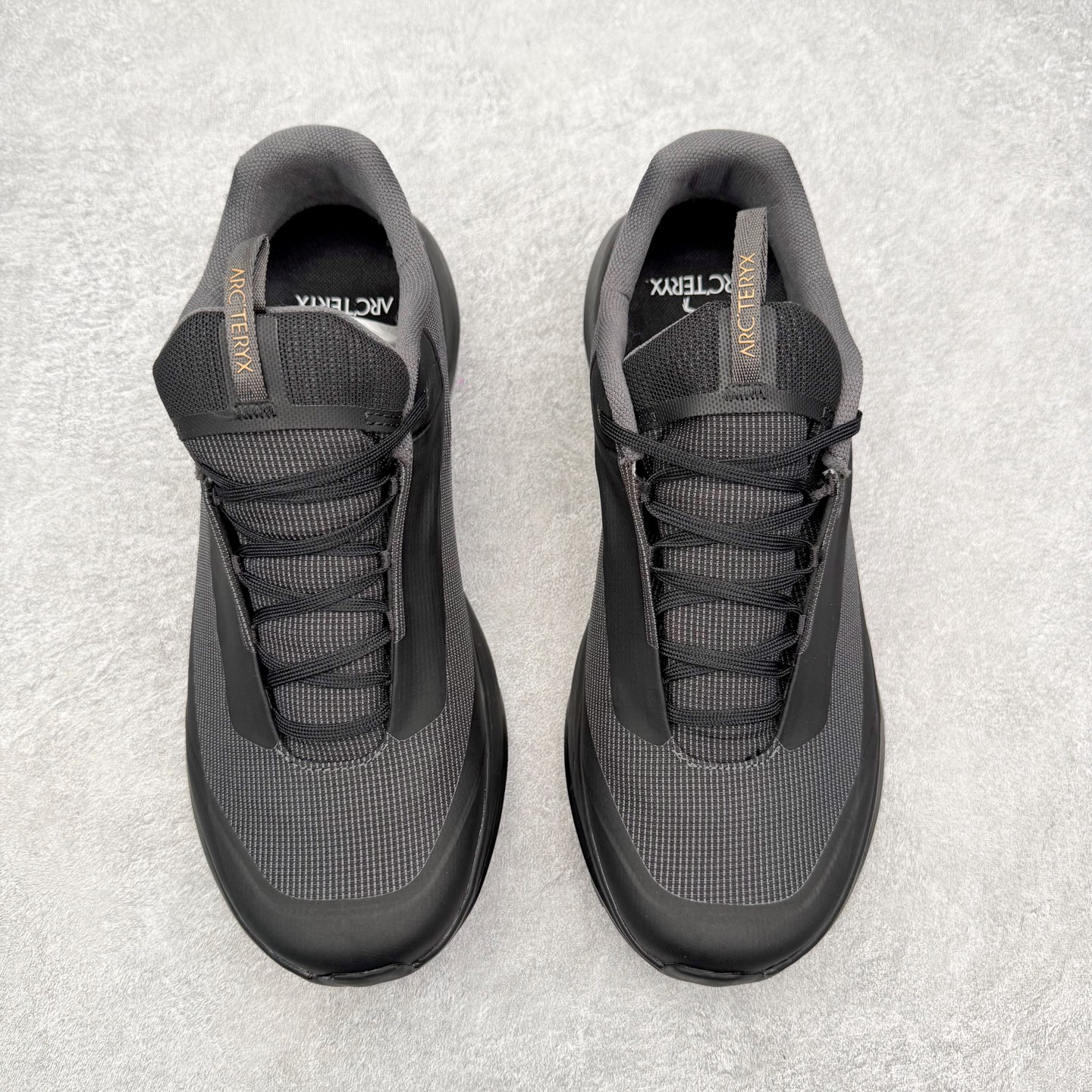 图片[2]-Arcteryx始祖鸟 Norvan LD 4 GTX Vibram® Megagrip 简约舒适 越野跑鞋 这款GORE-TEX鞋履适合希望在技术路线上更快前进的山地跑步者穿着，无需担心地形条件如何。中底的Rocker Geometry几何结构设计带来推进力，并采用InFuse材料制成，这是一种轻质、高响应性的EVA和聚烯烃合成材料，可提供回弹并吸收冲击力。抓地平稳的Vibram Megagrip外底采用LITEBASE技术，在减轻重量的同时不影响性能，而多向凸耳花纹设计带来更强的抓地力。鞋身贴合包裹脚部，针织鞋领可阻挡碎屑进鞋。实拍调校N版已经零色差零失真 百分百还原实物色彩所见即所得 不存在货不对板色差等低级问题 选购参考实物拍摄 不混卖不参货 只用心做好货严格选品 承诺混一赔十 尺码：36 36.5 37.5 38 38.5 39 40 40.5 41 42 42.5 43 44 44.5 45-选品中心