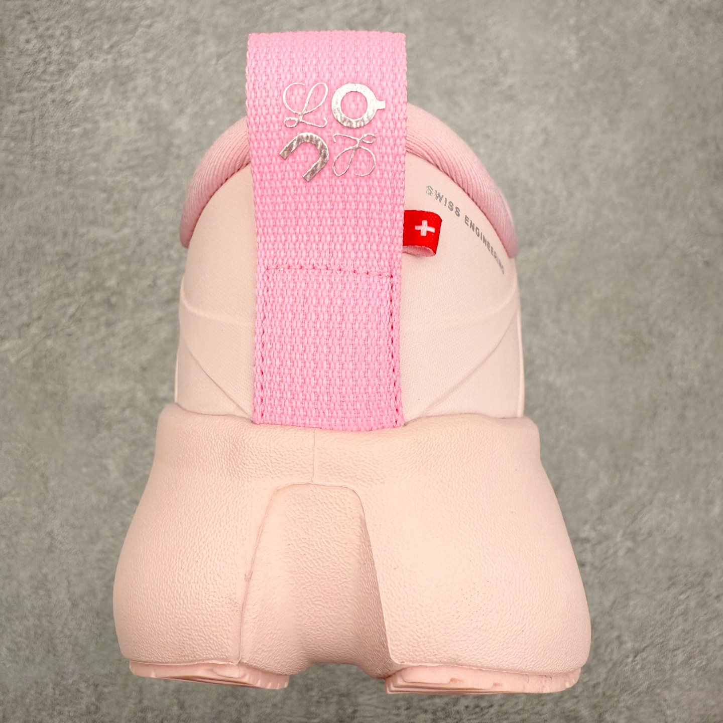 图片[8]-LOEWE x On昂跑Cloudsolo 罗意威联名款圆头抽绳低帮生活休闲鞋 此运动品牌 开创于2010年 缓震着陆、强效回弹、轻柔质感的设计构思始终是ON研制关键 与此同时基于“为全球提供革新性的跑步感受”信念 陆续推出了多款跑鞋及其以专业运动人体跑步工程学为设计关键的功能性跑步服饰设备 让跑者不费力气地畅快畅跑 尺码：36 36.5 37.5 38 38.5 39 40 40.5 41 42 42.5 43 44 44.5 45-选品中心