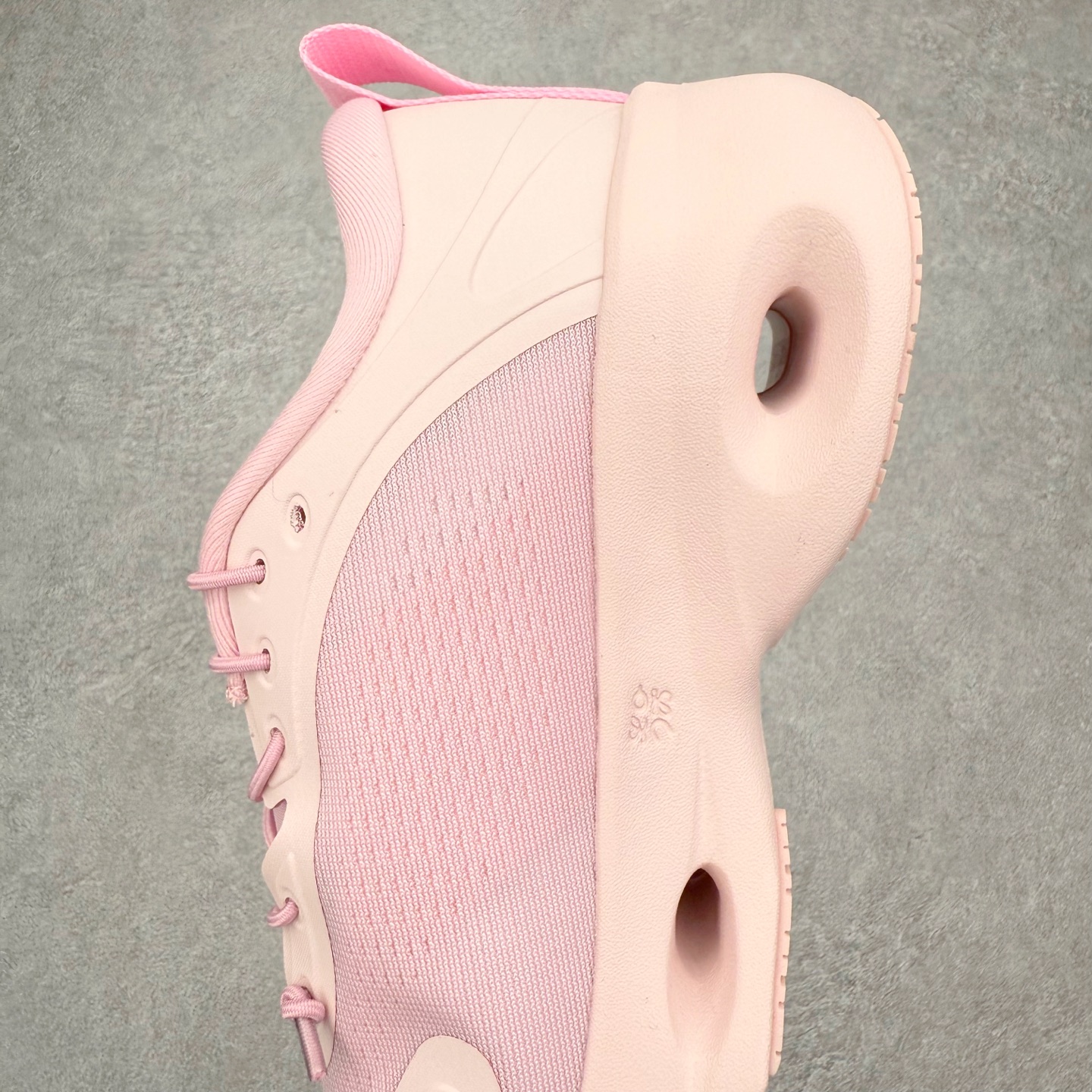 图片[7]-LOEWE x On昂跑Cloudsolo 罗意威联名款圆头抽绳低帮生活休闲鞋 此运动品牌 开创于2010年 缓震着陆、强效回弹、轻柔质感的设计构思始终是ON研制关键 与此同时基于“为全球提供革新性的跑步感受”信念 陆续推出了多款跑鞋及其以专业运动人体跑步工程学为设计关键的功能性跑步服饰设备 让跑者不费力气地畅快畅跑 尺码：36 36.5 37.5 38 38.5 39 40 40.5 41 42 42.5 43 44 44.5 45-选品中心