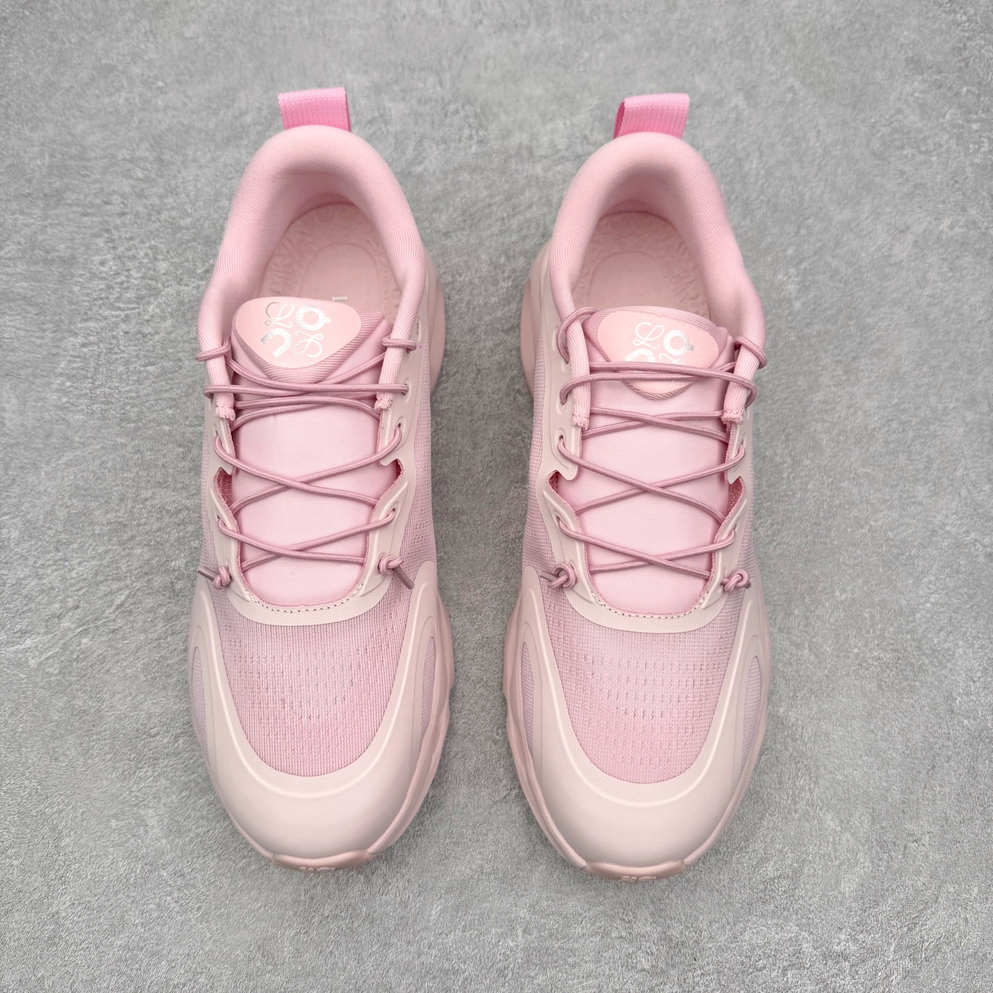 图片[2]-LOEWE x On昂跑Cloudsolo 罗意威联名款圆头抽绳低帮生活休闲鞋 此运动品牌 开创于2010年 缓震着陆、强效回弹、轻柔质感的设计构思始终是ON研制关键 与此同时基于“为全球提供革新性的跑步感受”信念 陆续推出了多款跑鞋及其以专业运动人体跑步工程学为设计关键的功能性跑步服饰设备 让跑者不费力气地畅快畅跑 尺码：36 36.5 37.5 38 38.5 39 40 40.5 41 42 42.5 43 44 44.5 45-选品中心