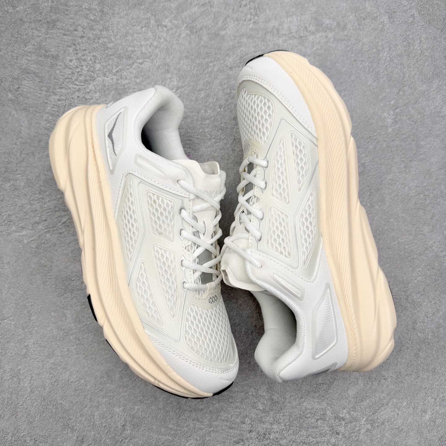 图片[3]-＃福利特价 HOKA ONE ONE Clifton 克里夫顿9代专业性能减震公路跑步鞋 轻盈透气的针织网面和纱线的使用让鞋面更挺拔 增强鞋面的强度和支撑性能 搭配柔软的鞋舌 让双脚在舒适包裹中跑的更加畅快 全新泡棉中底 柔软的同时增强回弹性能 为不同跑者提供更平稳流畅的脚感 带来全面的缓冲保护 根据人体工程学设计的延长拉襟 后跟处弹软的海绵填充舒适固定 避免掉跟和摩擦 相比上一代光滑的内衬 Clifton 9的内衬增强了摩擦力 避免双脚在鞋内滑动 尺码：36 36.5 37.5 38 38.5 39 40 40.5 41 42 42.5 43 44 44.5 45-选品中心