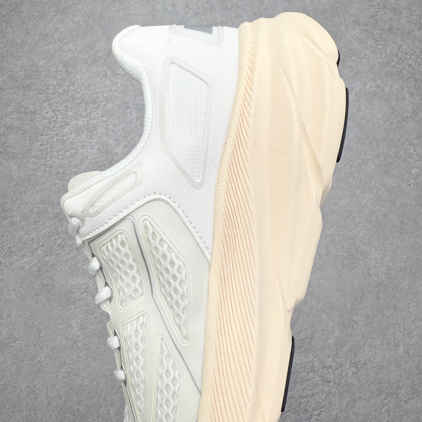 图片[7]-＃福利特价 HOKA ONE ONE Clifton 克里夫顿9代专业性能减震公路跑步鞋 轻盈透气的针织网面和纱线的使用让鞋面更挺拔 增强鞋面的强度和支撑性能 搭配柔软的鞋舌 让双脚在舒适包裹中跑的更加畅快 全新泡棉中底 柔软的同时增强回弹性能 为不同跑者提供更平稳流畅的脚感 带来全面的缓冲保护 根据人体工程学设计的延长拉襟 后跟处弹软的海绵填充舒适固定 避免掉跟和摩擦 相比上一代光滑的内衬 Clifton 9的内衬增强了摩擦力 避免双脚在鞋内滑动 尺码：36 36.5 37.5 38 38.5 39 40 40.5 41 42 42.5 43 44 44.5 45-选品中心