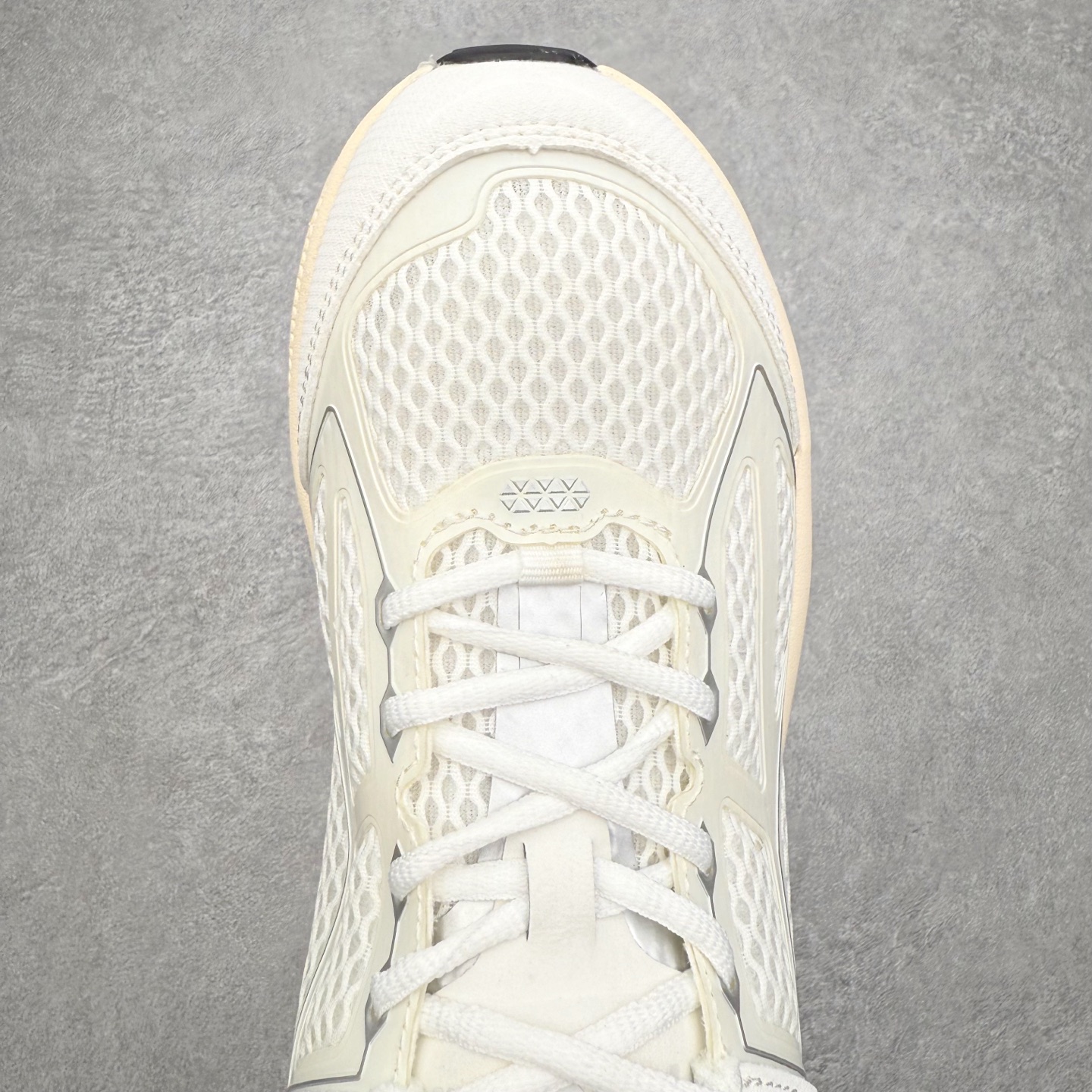 图片[4]-＃福利特价 HOKA ONE ONE Clifton 克里夫顿9代专业性能减震公路跑步鞋 轻盈透气的针织网面和纱线的使用让鞋面更挺拔 增强鞋面的强度和支撑性能 搭配柔软的鞋舌 让双脚在舒适包裹中跑的更加畅快 全新泡棉中底 柔软的同时增强回弹性能 为不同跑者提供更平稳流畅的脚感 带来全面的缓冲保护 根据人体工程学设计的延长拉襟 后跟处弹软的海绵填充舒适固定 避免掉跟和摩擦 相比上一代光滑的内衬 Clifton 9的内衬增强了摩擦力 避免双脚在鞋内滑动 尺码：36 36.5 37.5 38 38.5 39 40 40.5 41 42 42.5 43 44 44.5 45-选品中心