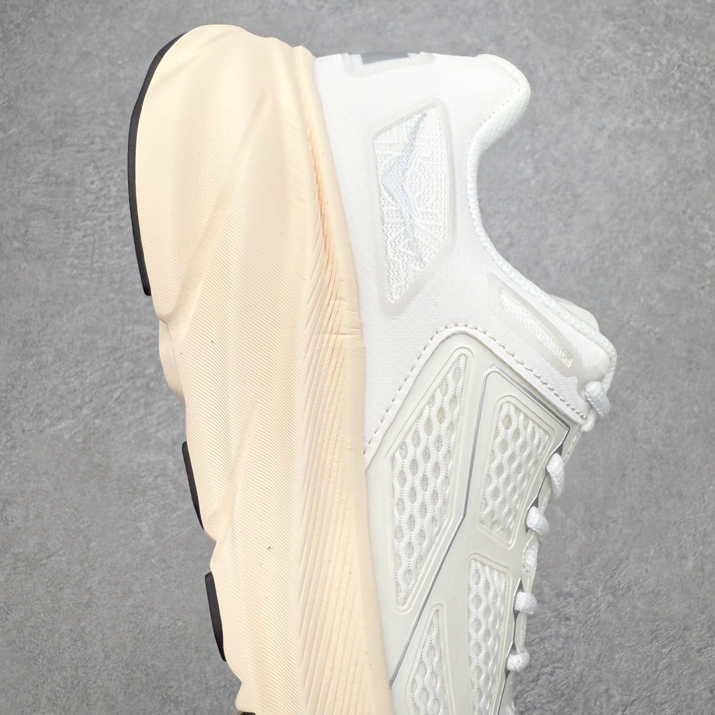 图片[6]-＃福利特价 HOKA ONE ONE Clifton 克里夫顿9代专业性能减震公路跑步鞋 轻盈透气的针织网面和纱线的使用让鞋面更挺拔 增强鞋面的强度和支撑性能 搭配柔软的鞋舌 让双脚在舒适包裹中跑的更加畅快 全新泡棉中底 柔软的同时增强回弹性能 为不同跑者提供更平稳流畅的脚感 带来全面的缓冲保护 根据人体工程学设计的延长拉襟 后跟处弹软的海绵填充舒适固定 避免掉跟和摩擦 相比上一代光滑的内衬 Clifton 9的内衬增强了摩擦力 避免双脚在鞋内滑动 尺码：36 36.5 37.5 38 38.5 39 40 40.5 41 42 42.5 43 44 44.5 45-选品中心