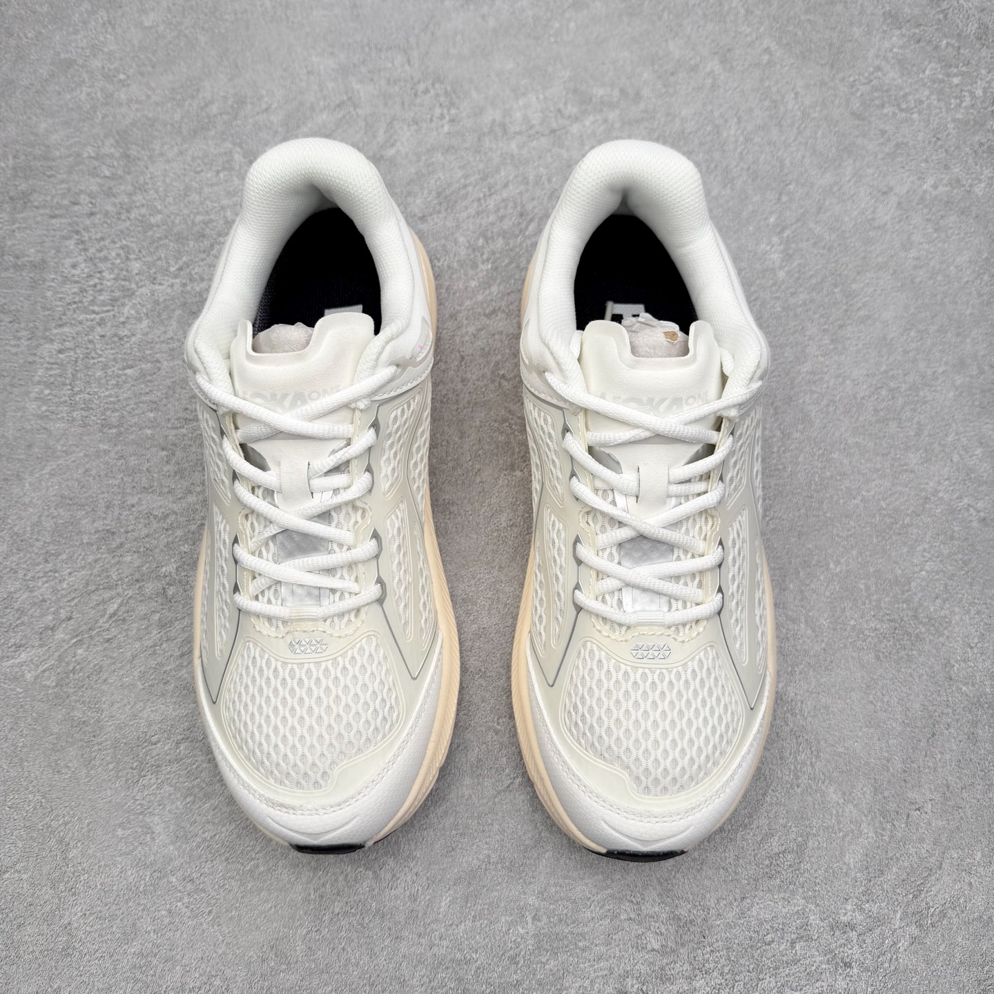 图片[2]-＃福利特价 HOKA ONE ONE Clifton 克里夫顿9代专业性能减震公路跑步鞋 轻盈透气的针织网面和纱线的使用让鞋面更挺拔 增强鞋面的强度和支撑性能 搭配柔软的鞋舌 让双脚在舒适包裹中跑的更加畅快 全新泡棉中底 柔软的同时增强回弹性能 为不同跑者提供更平稳流畅的脚感 带来全面的缓冲保护 根据人体工程学设计的延长拉襟 后跟处弹软的海绵填充舒适固定 避免掉跟和摩擦 相比上一代光滑的内衬 Clifton 9的内衬增强了摩擦力 避免双脚在鞋内滑动 尺码：36 36.5 37.5 38 38.5 39 40 40.5 41 42 42.5 43 44 44.5 45-选品中心