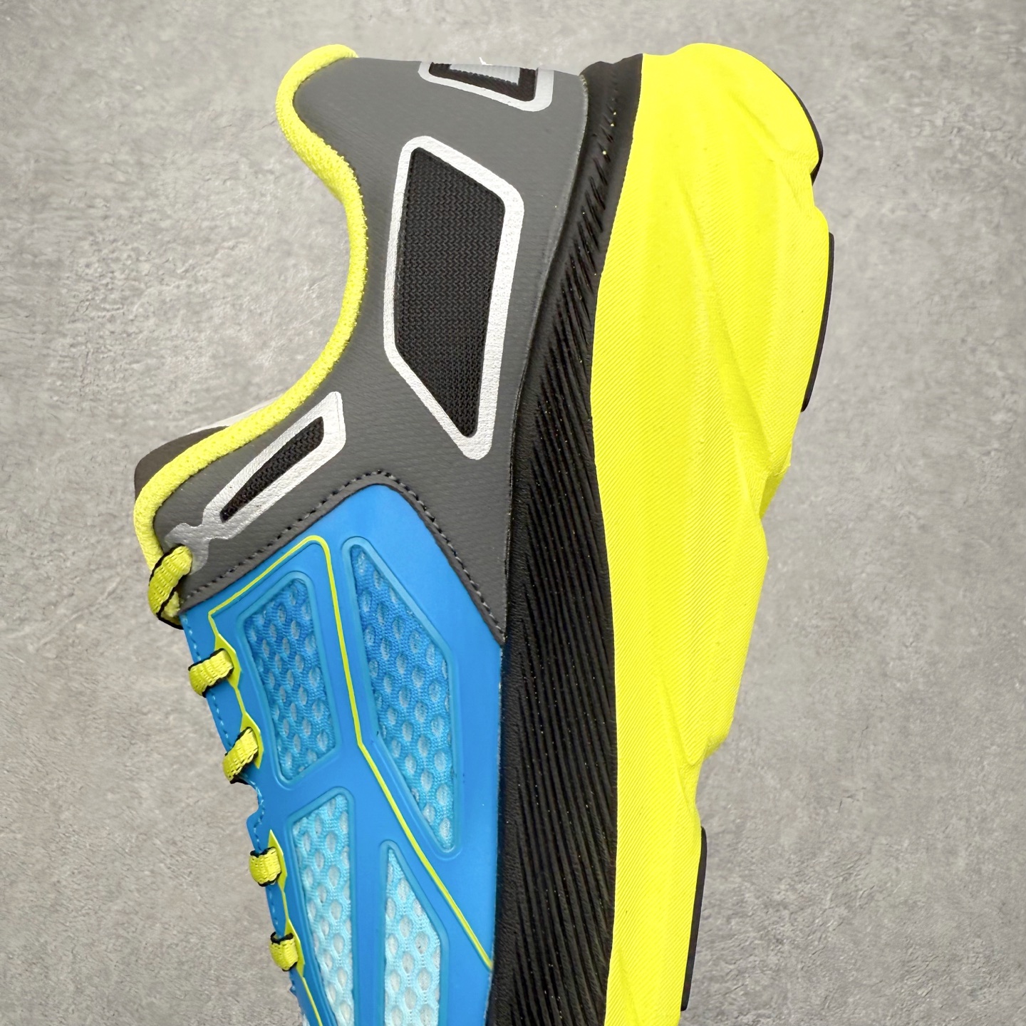 图片[7]-＃福利特价 HOKA ONE ONE Clifton 克里夫顿9代专业性能减震公路跑步鞋 轻盈透气的针织网面和纱线的使用让鞋面更挺拔 增强鞋面的强度和支撑性能 搭配柔软的鞋舌 让双脚在舒适包裹中跑的更加畅快 全新泡棉中底 柔软的同时增强回弹性能 为不同跑者提供更平稳流畅的脚感 带来全面的缓冲保护 根据人体工程学设计的延长拉襟 后跟处弹软的海绵填充舒适固定 避免掉跟和摩擦 相比上一代光滑的内衬 Clifton 9的内衬增强了摩擦力 避免双脚在鞋内滑动 尺码：36 36.5 37.5 38 38.5 39 40 40.5 41 42 42.5 43 44 44.5 45-选品中心