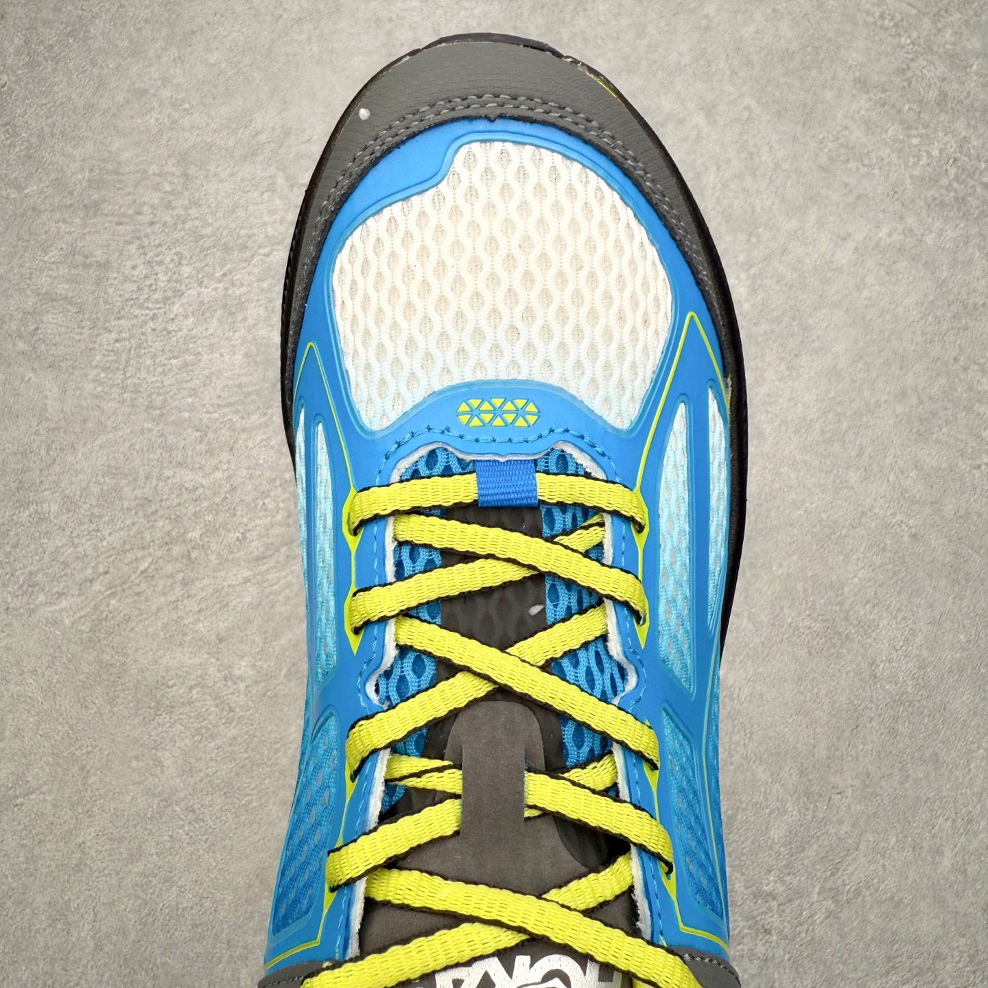 图片[4]-＃福利特价 HOKA ONE ONE Clifton 克里夫顿9代专业性能减震公路跑步鞋 轻盈透气的针织网面和纱线的使用让鞋面更挺拔 增强鞋面的强度和支撑性能 搭配柔软的鞋舌 让双脚在舒适包裹中跑的更加畅快 全新泡棉中底 柔软的同时增强回弹性能 为不同跑者提供更平稳流畅的脚感 带来全面的缓冲保护 根据人体工程学设计的延长拉襟 后跟处弹软的海绵填充舒适固定 避免掉跟和摩擦 相比上一代光滑的内衬 Clifton 9的内衬增强了摩擦力 避免双脚在鞋内滑动 尺码：36 36.5 37.5 38 38.5 39 40 40.5 41 42 42.5 43 44 44.5 45-选品中心