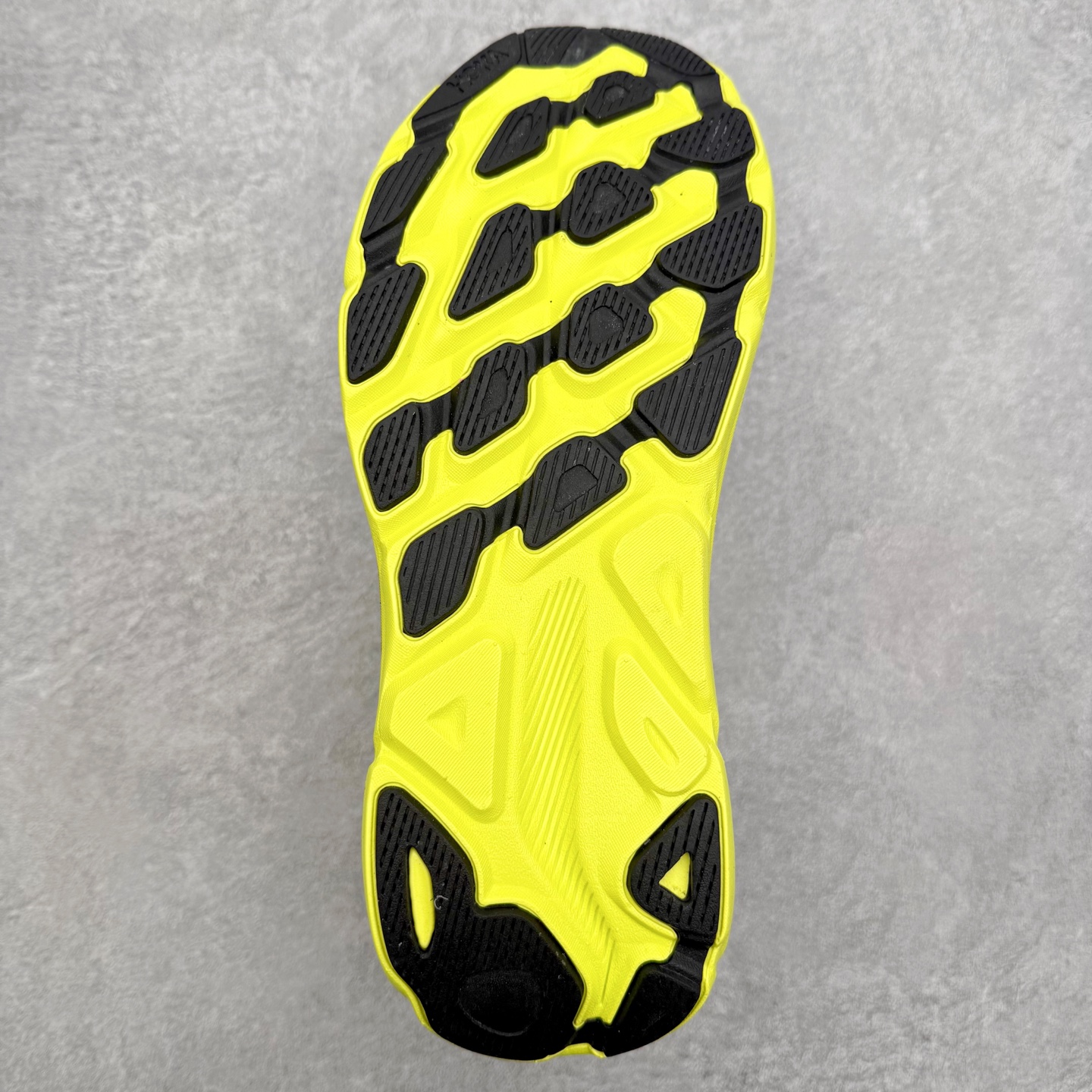 图片[9]-＃福利特价 HOKA ONE ONE Clifton 克里夫顿9代专业性能减震公路跑步鞋 轻盈透气的针织网面和纱线的使用让鞋面更挺拔 增强鞋面的强度和支撑性能 搭配柔软的鞋舌 让双脚在舒适包裹中跑的更加畅快 全新泡棉中底 柔软的同时增强回弹性能 为不同跑者提供更平稳流畅的脚感 带来全面的缓冲保护 根据人体工程学设计的延长拉襟 后跟处弹软的海绵填充舒适固定 避免掉跟和摩擦 相比上一代光滑的内衬 Clifton 9的内衬增强了摩擦力 避免双脚在鞋内滑动 尺码：36 36.5 37.5 38 38.5 39 40 40.5 41 42 42.5 43 44 44.5 45-选品中心