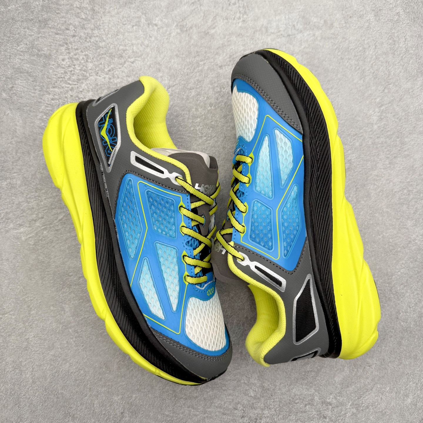 图片[3]-＃福利特价 HOKA ONE ONE Clifton 克里夫顿9代专业性能减震公路跑步鞋 轻盈透气的针织网面和纱线的使用让鞋面更挺拔 增强鞋面的强度和支撑性能 搭配柔软的鞋舌 让双脚在舒适包裹中跑的更加畅快 全新泡棉中底 柔软的同时增强回弹性能 为不同跑者提供更平稳流畅的脚感 带来全面的缓冲保护 根据人体工程学设计的延长拉襟 后跟处弹软的海绵填充舒适固定 避免掉跟和摩擦 相比上一代光滑的内衬 Clifton 9的内衬增强了摩擦力 避免双脚在鞋内滑动 尺码：36 36.5 37.5 38 38.5 39 40 40.5 41 42 42.5 43 44 44.5 45-选品中心