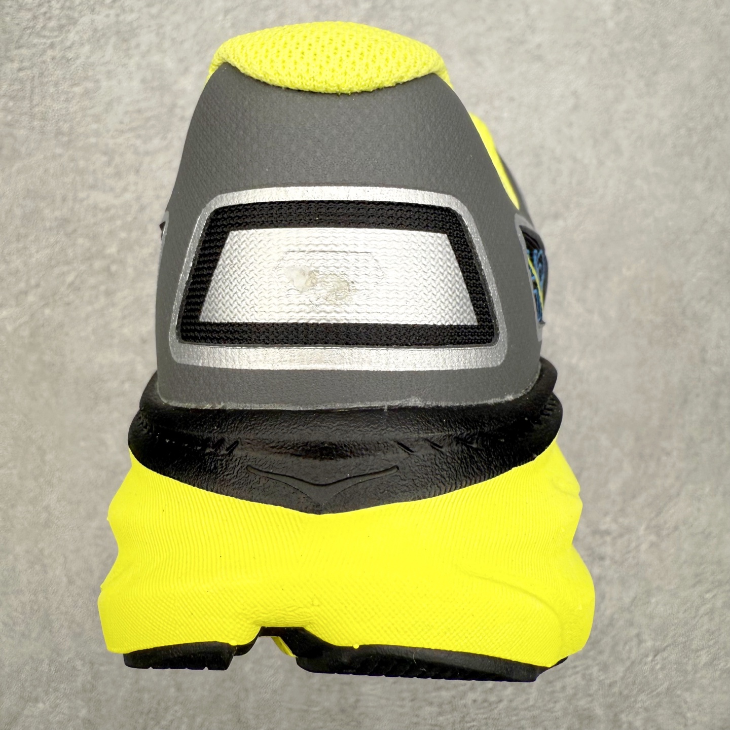 图片[8]-＃福利特价 HOKA ONE ONE Clifton 克里夫顿9代专业性能减震公路跑步鞋 轻盈透气的针织网面和纱线的使用让鞋面更挺拔 增强鞋面的强度和支撑性能 搭配柔软的鞋舌 让双脚在舒适包裹中跑的更加畅快 全新泡棉中底 柔软的同时增强回弹性能 为不同跑者提供更平稳流畅的脚感 带来全面的缓冲保护 根据人体工程学设计的延长拉襟 后跟处弹软的海绵填充舒适固定 避免掉跟和摩擦 相比上一代光滑的内衬 Clifton 9的内衬增强了摩擦力 避免双脚在鞋内滑动 尺码：36 36.5 37.5 38 38.5 39 40 40.5 41 42 42.5 43 44 44.5 45-选品中心