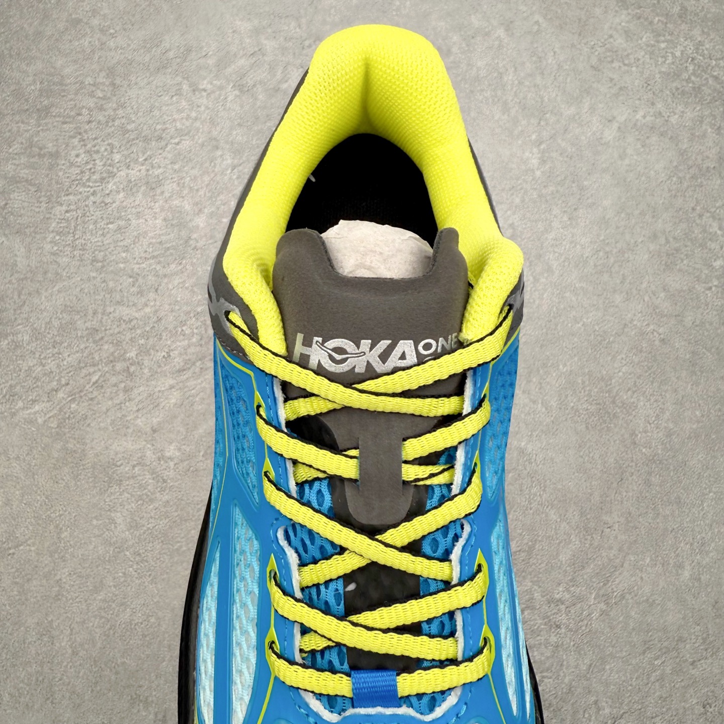 图片[5]-＃福利特价 HOKA ONE ONE Clifton 克里夫顿9代专业性能减震公路跑步鞋 轻盈透气的针织网面和纱线的使用让鞋面更挺拔 增强鞋面的强度和支撑性能 搭配柔软的鞋舌 让双脚在舒适包裹中跑的更加畅快 全新泡棉中底 柔软的同时增强回弹性能 为不同跑者提供更平稳流畅的脚感 带来全面的缓冲保护 根据人体工程学设计的延长拉襟 后跟处弹软的海绵填充舒适固定 避免掉跟和摩擦 相比上一代光滑的内衬 Clifton 9的内衬增强了摩擦力 避免双脚在鞋内滑动 尺码：36 36.5 37.5 38 38.5 39 40 40.5 41 42 42.5 43 44 44.5 45-选品中心