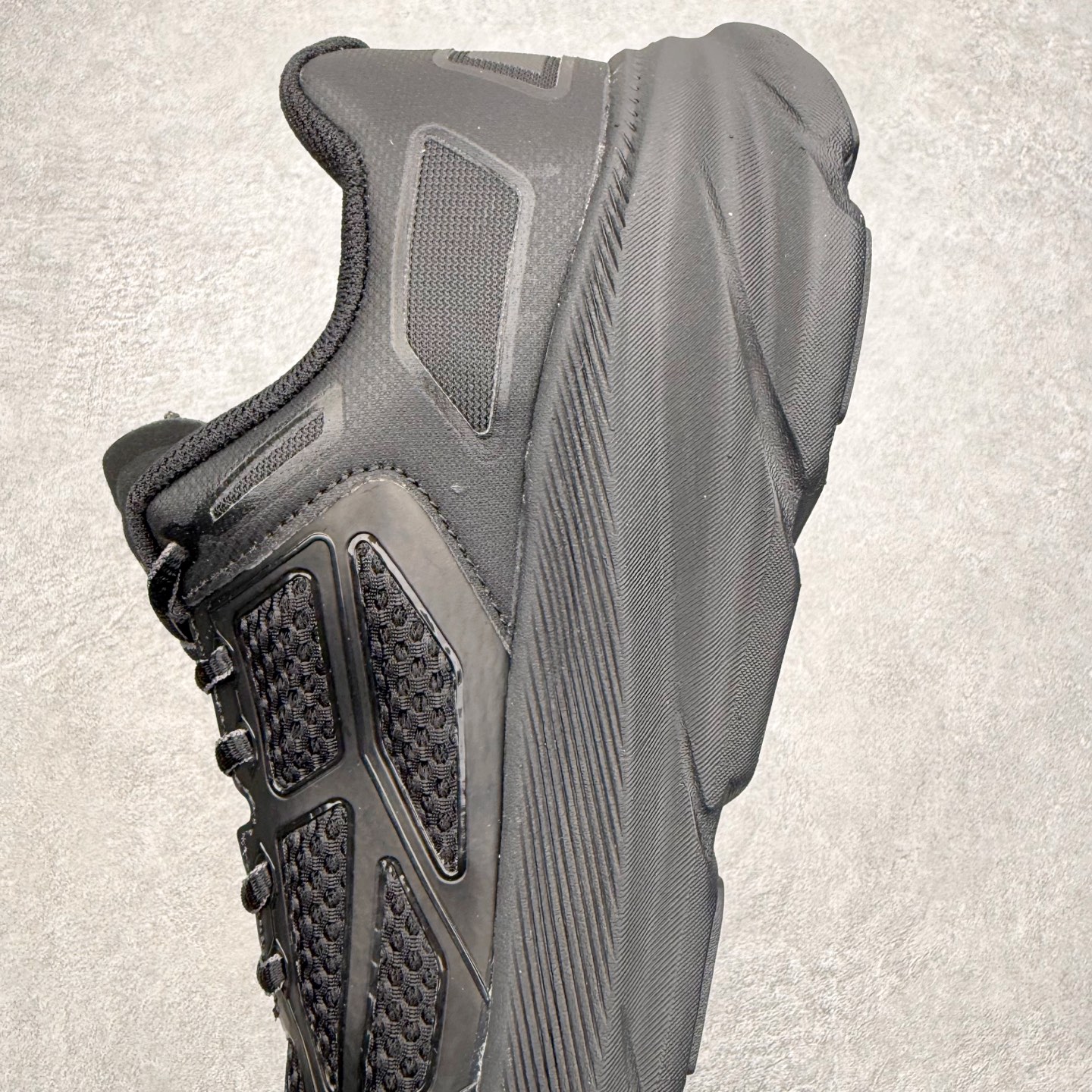 图片[7]-＃福利特价 HOKA ONE ONE Clifton 克里夫顿9代专业性能减震公路跑步鞋 轻盈透气的针织网面和纱线的使用让鞋面更挺拔 增强鞋面的强度和支撑性能 搭配柔软的鞋舌 让双脚在舒适包裹中跑的更加畅快 全新泡棉中底 柔软的同时增强回弹性能 为不同跑者提供更平稳流畅的脚感 带来全面的缓冲保护 根据人体工程学设计的延长拉襟 后跟处弹软的海绵填充舒适固定 避免掉跟和摩擦 相比上一代光滑的内衬 Clifton 9的内衬增强了摩擦力 避免双脚在鞋内滑动 尺码：36 36.5 37.5 38 38.5 39 40 40.5 41 42 42.5 43 44 44.5 45-选品中心